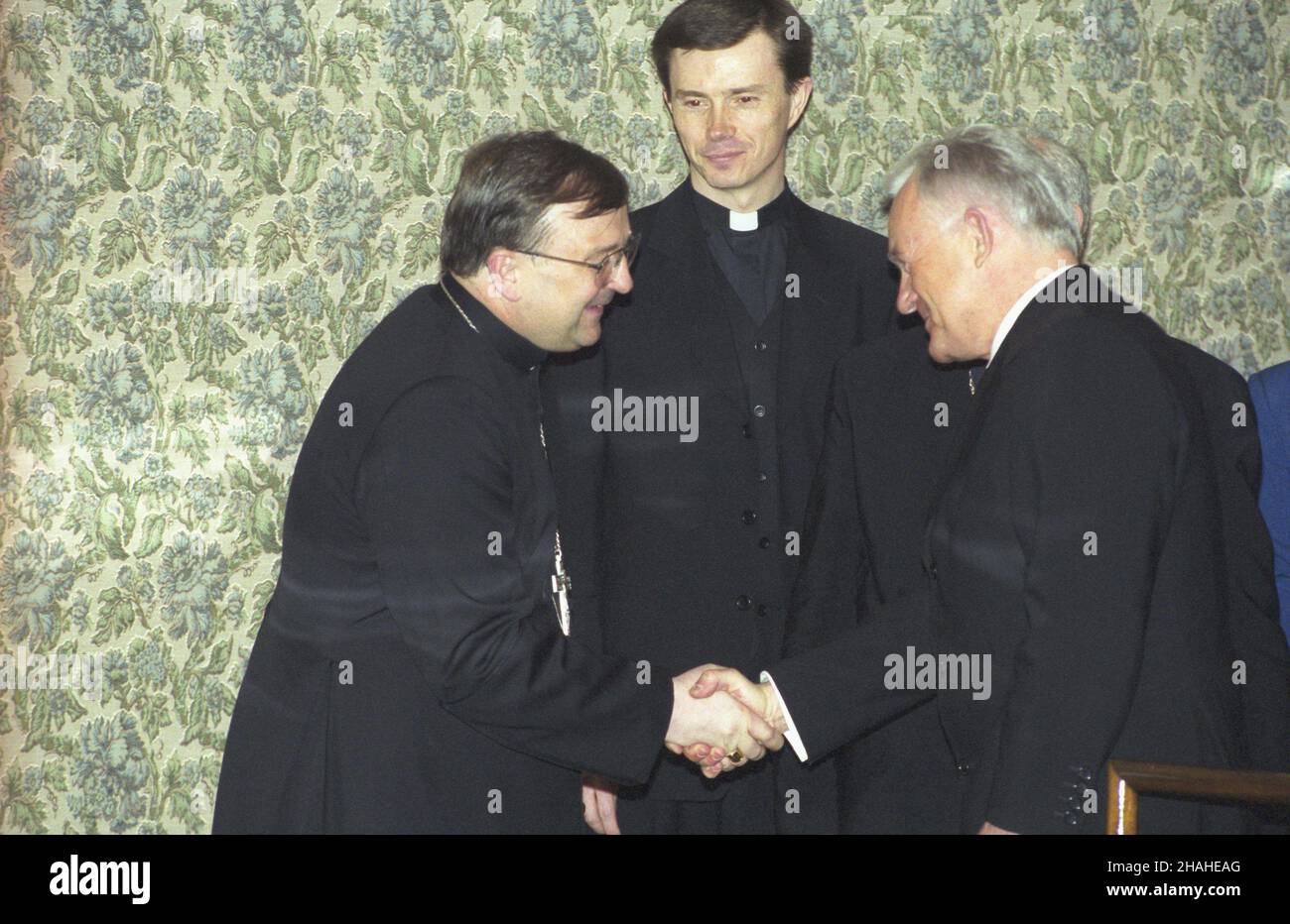 Varsovie 18.03.2002.Siedziba Urzêdy Rady Ministrów W al.Ujazdowskich.Inauguracyjne posiedzenie Komisji Wspólnej Rz¹du i Episkopatu W nowym sk³adzie z udzia³em premera RP Leszka Millera i prymasa Polski kardyna³a Józefa Glempa.NZ. m.in. Metropolita lubelski abp Józef ¯yciñski (L), premier Miller (P). uu PAP/Grzegorz RogiñskiVarsovie 18 mars 2002.Le siège du Bureau du Conseil des ministres sur l'avenue Ujazdowskie.Une séance inaugurale de la Commission mixte du Gouvernement et de l'épiscopat, sous une nouvelle forme, avec le Premier ministre polonais Leszek Miller et Primate, le cardinal Jozef Glemp in Banque D'Images
