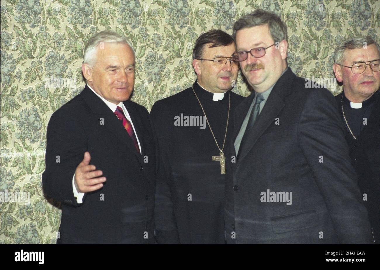 Varsovie 18.03.2002.Siedziba Urzêdy Rady Ministrów W al.Ujazdowskich.Inauguracyjne posiedzenie Komisji Wspólnej Rz¹du i Episkopatu W nowym sk³adzie z udzia³em premera RP Leszka Millera i prymasa Polski kardyna³a Józefa Glempa.OD lewej: premier Miller, Metropolita lubelski abp Józef ¯yciñski, szef zespo³u doradców premiera Grzegorz Rydlewski (sekretarz strony rz¹dowej), przewodnicz¹cy Komisji Konkordatowej BP Tadeusz Pieronek. uu/GrzegdorskiVarsovie 18 mars 2002.Le siège du Bureau du Conseil des ministres sur l'avenue Ujazdowskie.Une séance inaugurale du gouvernement Banque D'Images