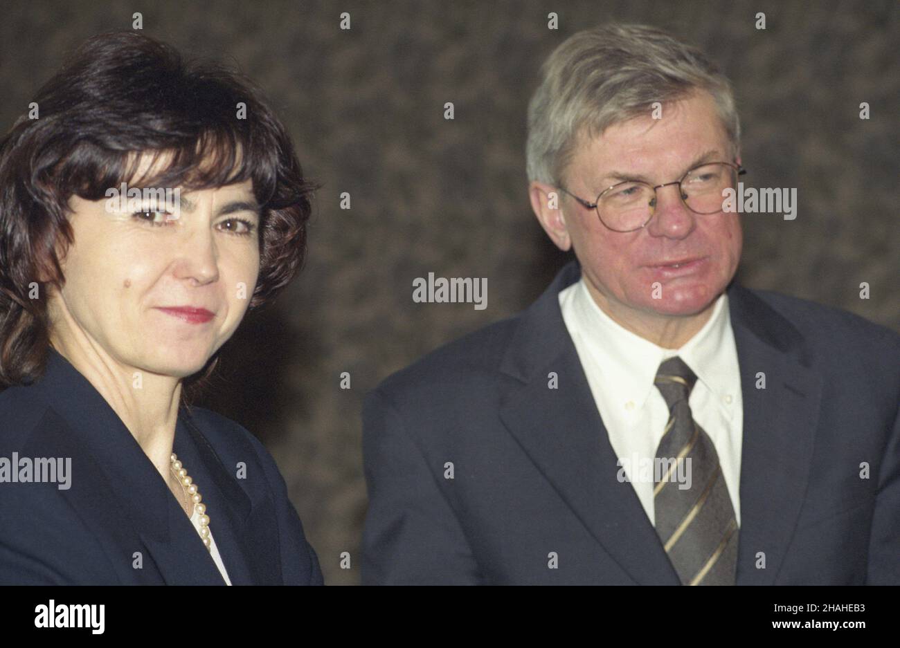 Varsovie 18.03.2002.Siedziba Urzêdy Rady Ministrów W al.Ujazdowskich.Inauguracyjne posiedzenie Komisji Wspólnej Rz¹du i Episkopatu W nowym sk³adzie z udzia³em premera RP Leszka Millera i prymasa Polski kardyna³a Józefa Glempa.Ministre néo-zélandais sprawiedliwoœci Barbara Piwnik i ministre kultury Andrzej Celiñski uu PAP/Grzegorz RogiñskiVarsovie 18 mars 2002.Le siège du Conseil des ministres sur la rue Aleje Ujazdowskie.Une séance inaugurale du gouvernement mixte et de la Commission épiscopale de Pologne sous une nouvelle forme, en présence du Premier ministre polonais, Leszek Miller, et du Primate, le Cardinal J. Banque D'Images