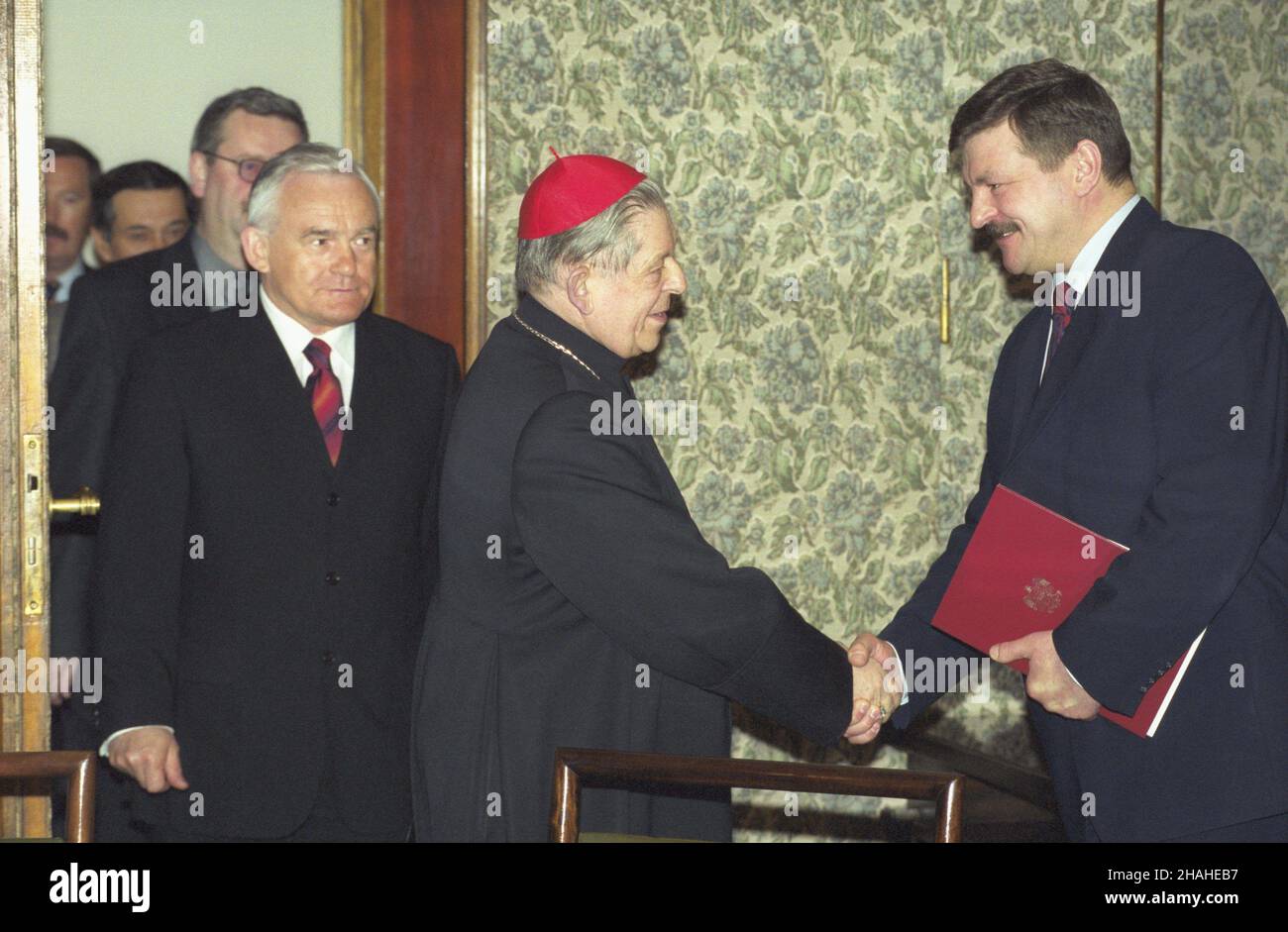 Varsovie 18.03.2002.Siedziba Urzêdy Rady Ministrów W al.Ujazdowskich.Inauguracyjne posiedzenie Komisji Wspólnej Rz¹du i Episkopatu W nowym sk³adzie z udzia³em premera RP Leszka Millera i prymasa Polski kardyna³a Józefa Glempa.NZ. wspó³przewodnicz¹cy Komisji, wicepremier i ministre rolnictwa Jaros³aw Kalinowski (P), kardyna³ Glemp, premier ministre Miller (L). uu PAP/Grzegorz RogiñskiVarsovie 18 mars 2002.Le siège du Bureau du Conseil des ministres sur l'avenue Ujazdowskie.Une séance inaugurale de la Commission mixte du Gouvernement et de l'épiscopat, sous une nouvelle forme, avec le Premier Ministre de Pologne Banque D'Images