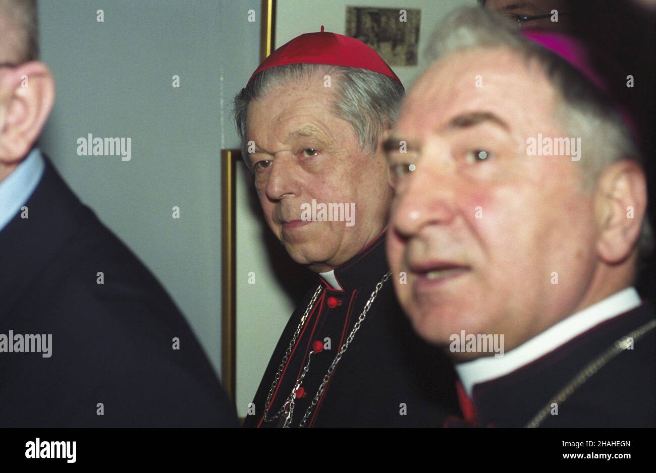 Varsovie 08.04.2002.Wizyta pary królewskiej Szwecji Karola XVI Gustawa i królowej Sylwii W Polsce.Otwarcie wystawy Orze³ i Trzy Korony na Zamku Królewskim poœwiêconej stosunkom polsko-szwedzkim od XVI do XVIII wieku.NZ. m.in. Prymas Polski kardyna³ Józef Glemp (C). uu PAP/Grzegorz RogiñskiVarsovie 08 avril 2002.La visite du couple royal suédois Carl XVI Gustaf et de la reine Sylvia en Pologne.L'inauguration de l'exposition Eagle et trois couronnes au château royal consacré aux relations entre la Pologne et la Suède du 16th au 18th siècle.Photo : primate de Pologne Cardinal Jozef GLE Banque D'Images