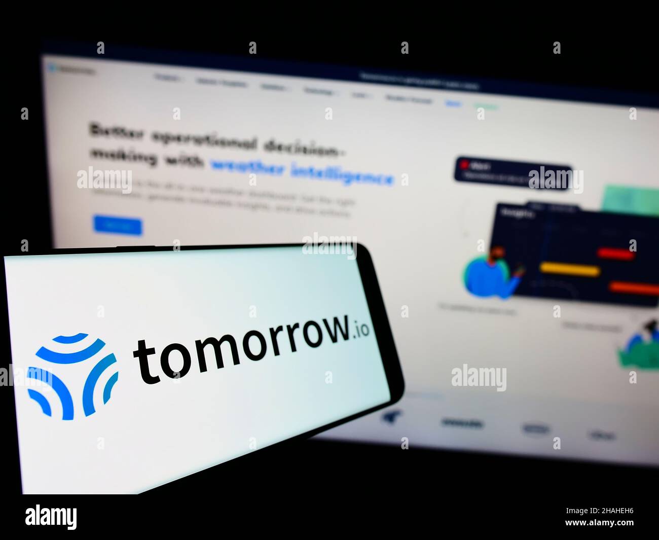 Téléphone mobile avec logo de la société The Tomorrow Companies Inc. (Tomorrow.io) à l'écran en face du site Web d'affaires.Mise au point à gauche de l'écran du téléphone. Banque D'Images