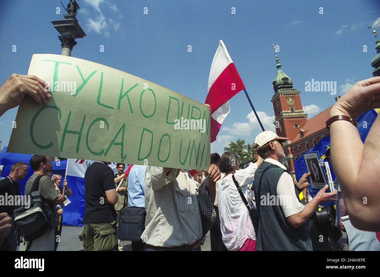 Varsovie 11.05.2002.IX Polskie Spotkania Europejskie.Parada Schumana, której trasa przebiegaæ bêdzie przez czêœæ Traktu Królewskiego - od Zamku Królewskiego do ronda de Gaulle'a.NZ. na placu Zamkowym przeciwnicy wejœcia Polski do Unii Europejskiej. uu PAP/Grzegorz RogiñskiVarsovie 11 mai 2002.Les réunions européennes de 9th en Pologne.Le Schuman Parade sur la route royale de Varsovie - du château royal au rond-point de Gaulle.Photo : les adversaires de la Pologne rejoignant l'Union européenne sur la place Zamkowy. uu PAP/Grzegorz Roginski Banque D'Images