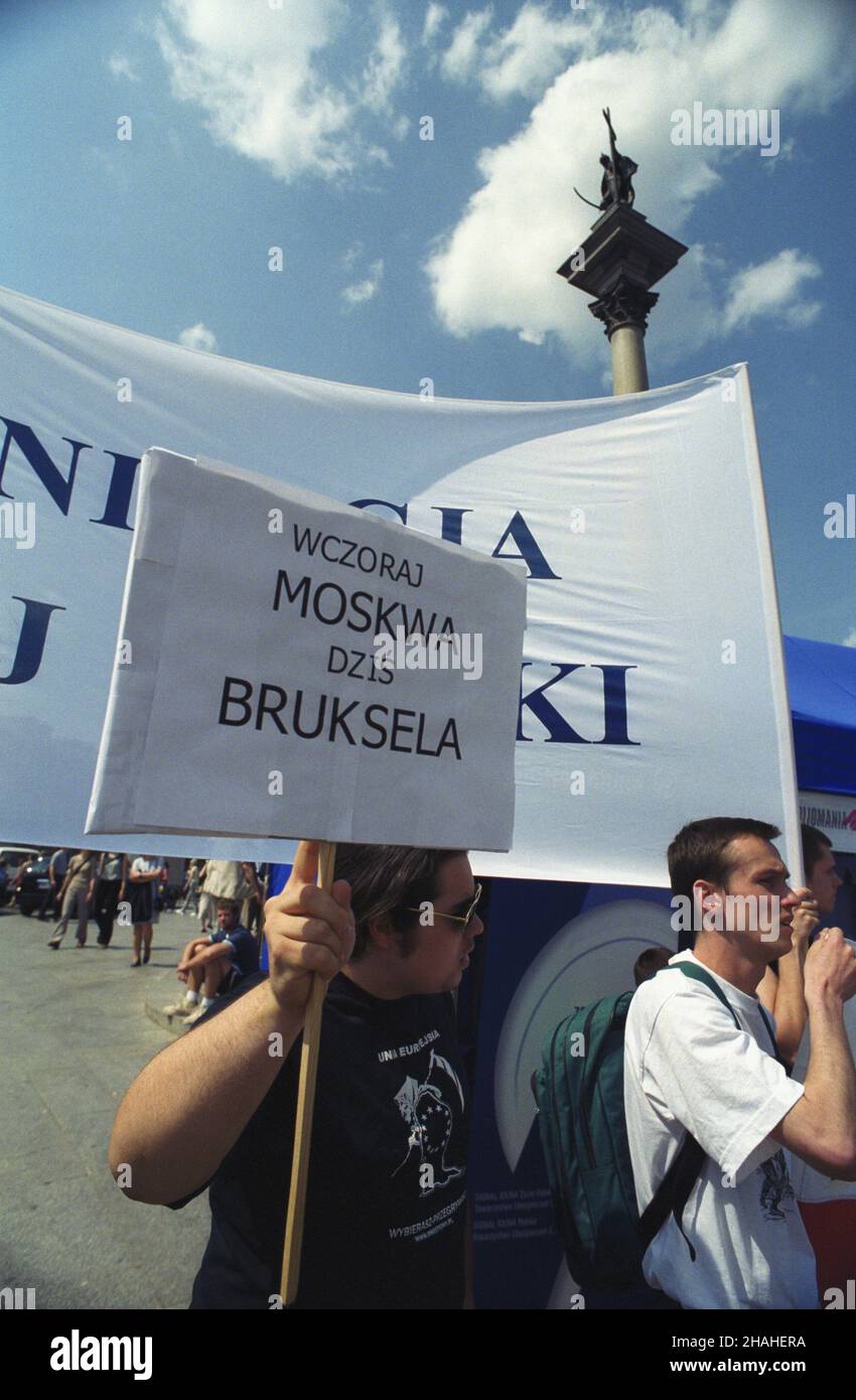 Varsovie 11.05.2002.IX Polskie Spotkania Europejskie.Parada Schumana, której trasa przebiegaæ bêdzie przez czêœæ Traktu Królewskiego - od Zamku Królewskiego do ronda de Gaulle'a.NZ. na placu Zamkowym przeciwnicy wejœcia Polski do Unii Europejskiej. uu PAP/Grzegorz RogiñskiVarsovie 11 mai 2002.Les réunions européennes de 9th en Pologne.Le Schuman Parade sur la route royale de Varsovie - du château royal au rond-point de Gaulle.Photo : les adversaires de la Pologne rejoignant l'Union européenne sur la place Zamkowy. uu PAP/Grzegorz Roginski Banque D'Images