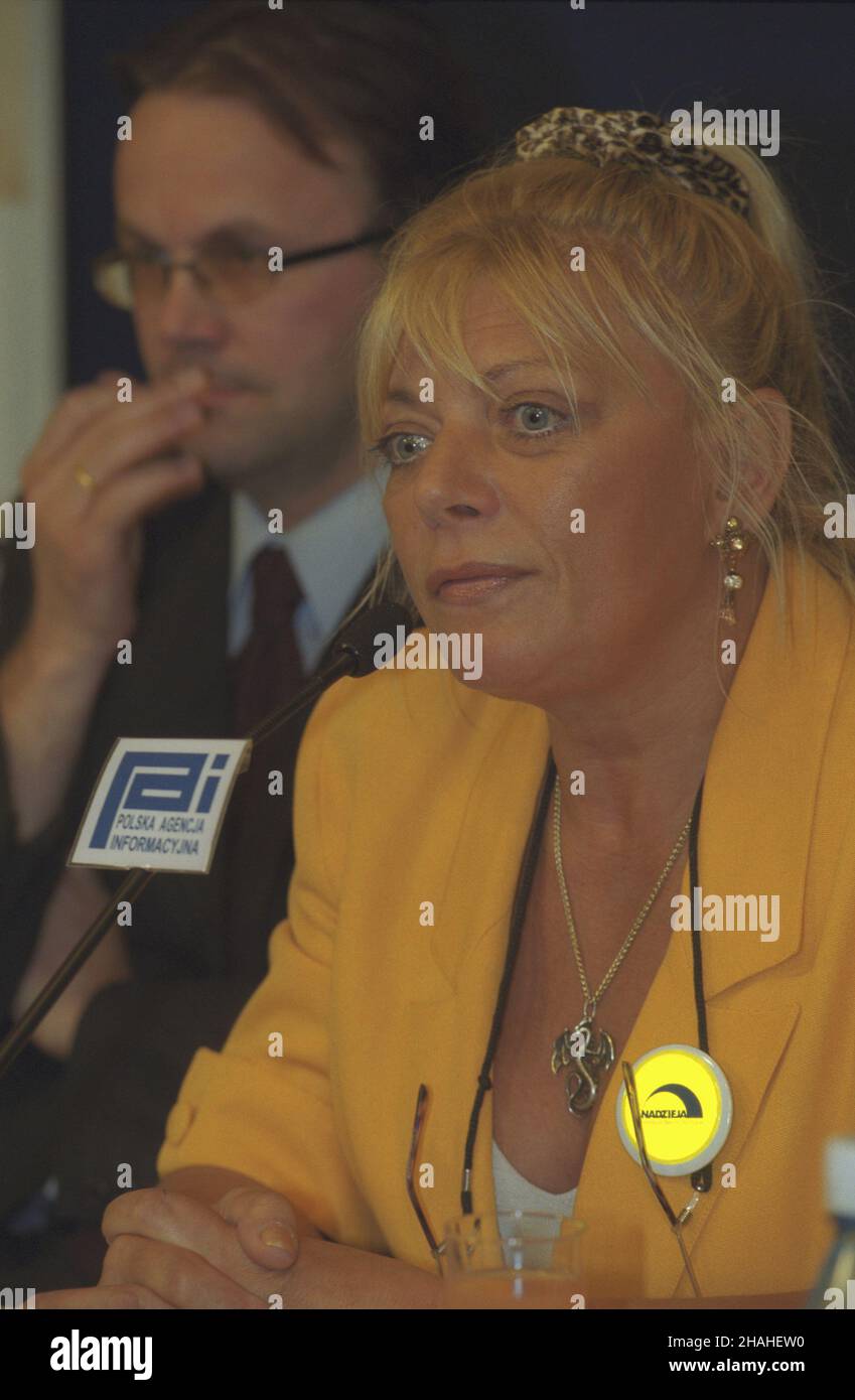 Varsovie 15.05.2002.Konferencja prasowa W Centrum Prasowym Polskiej Agencji Informayjnej (ul.Bagatela 12) promuj¹ca I Œwiatowy Zjazd Gdañszczan 24-26 maja 2002 r.cz³onek Krajowej Rady Radiofonii i Telewizji Jaros³aw Sellin, aktorka Dorota Staliñska uu PAP/Grzegorz RogiñskiVarsovie 15 mai 2002.Conférence de presse au Centre de presse de l'Agence d'information Polishn (12, rue Bagatela) pour la promotion du premier Congrès mondial des autochtones de Gdansk le 24-26 mai 2002.Photo : membre du Conseil national de la radiodiffusion Jaros³aw Sellin, actrice Dorota Stalinska. uu PAP/Grzegorz Roginski Banque D'Images