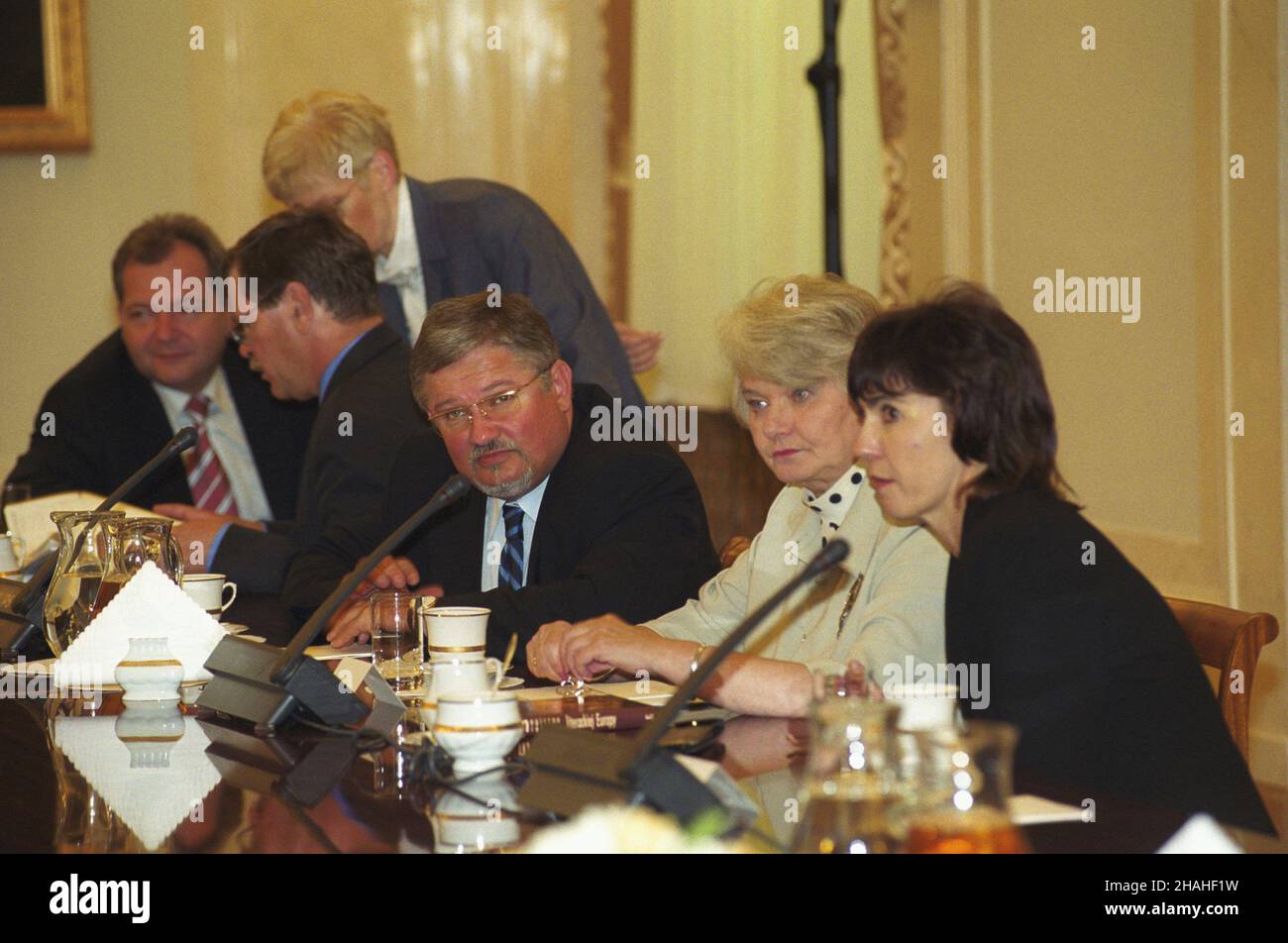 Varsovie 12.06.2002.Pa³ac Prezydencki.Posedzenie Rady Gabinetowej pod przewodnictwem prezydenta RP Aleksandra Kwaœniewskiego, poœwiêcone zmianie ustawy o Narodowym Banku Polskim.NZ. m.in. od prawej: ministre sprawiedliwoœci Barbara Piwnik, ministre edukacji i sportu Krystyna £ybacka, ministre zdrowia Mariusz £apiñski. uu PAP/Grzegorz RogiñskiVarsovie 12 juin 2002.Le palais présidentiel.La réunion du Conseil des ministres, présidée par le Président polonais Aleksander Kwasniewski, a porté sur les amendements à la loi sur la Banque nationale de Pologne.Photo à gauche : le ministre de la Justice Barba Banque D'Images