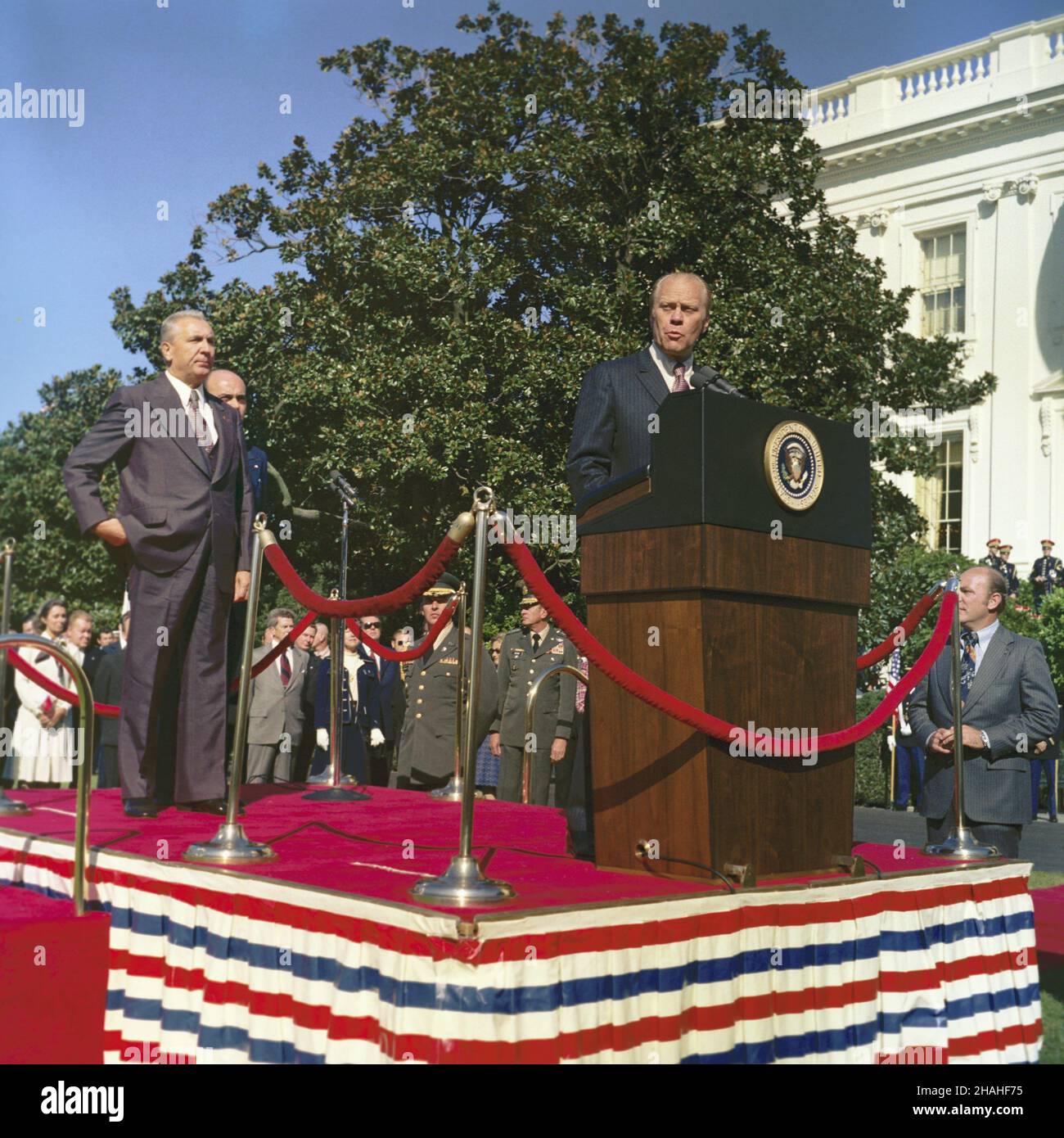 Waszyngton, États-Unis, 08.10.1974.Wizyta i sekretarza KC PZPR Edwarda Gierka W Stanach Zjednoczonych.NZ. Powitanie Edwarda Gierka (L) przez prezydenta USA Geralda Forda (P) przed Bia³ym Domem. uu PAP/Jan MorekWashington, États-Unis, 08 octobre 1974.Le premier secrétaire du Comité central du Parti des travailleurs Unis polonais Edward Gierek (L) écoute le président américain Gerald Ford (R) lors d'une cérémonie de bienvenue à la Maison Blanche à Washington.Le premier secrétaire Edward Gierek est en visite aux États-Unis.PAP/JAN MOREK Banque D'Images