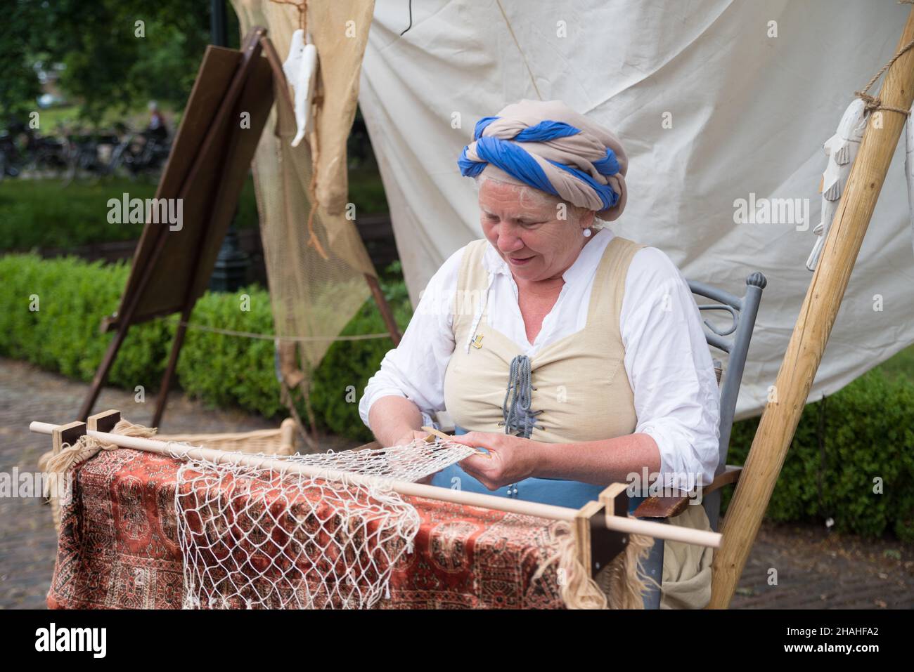 HIERDEN, PAYS-BAS - 10 JUIN 2019: Femme en vêtements médiévaux à un workscomment sur les traditions et les pratiques médiévales Banque D'Images