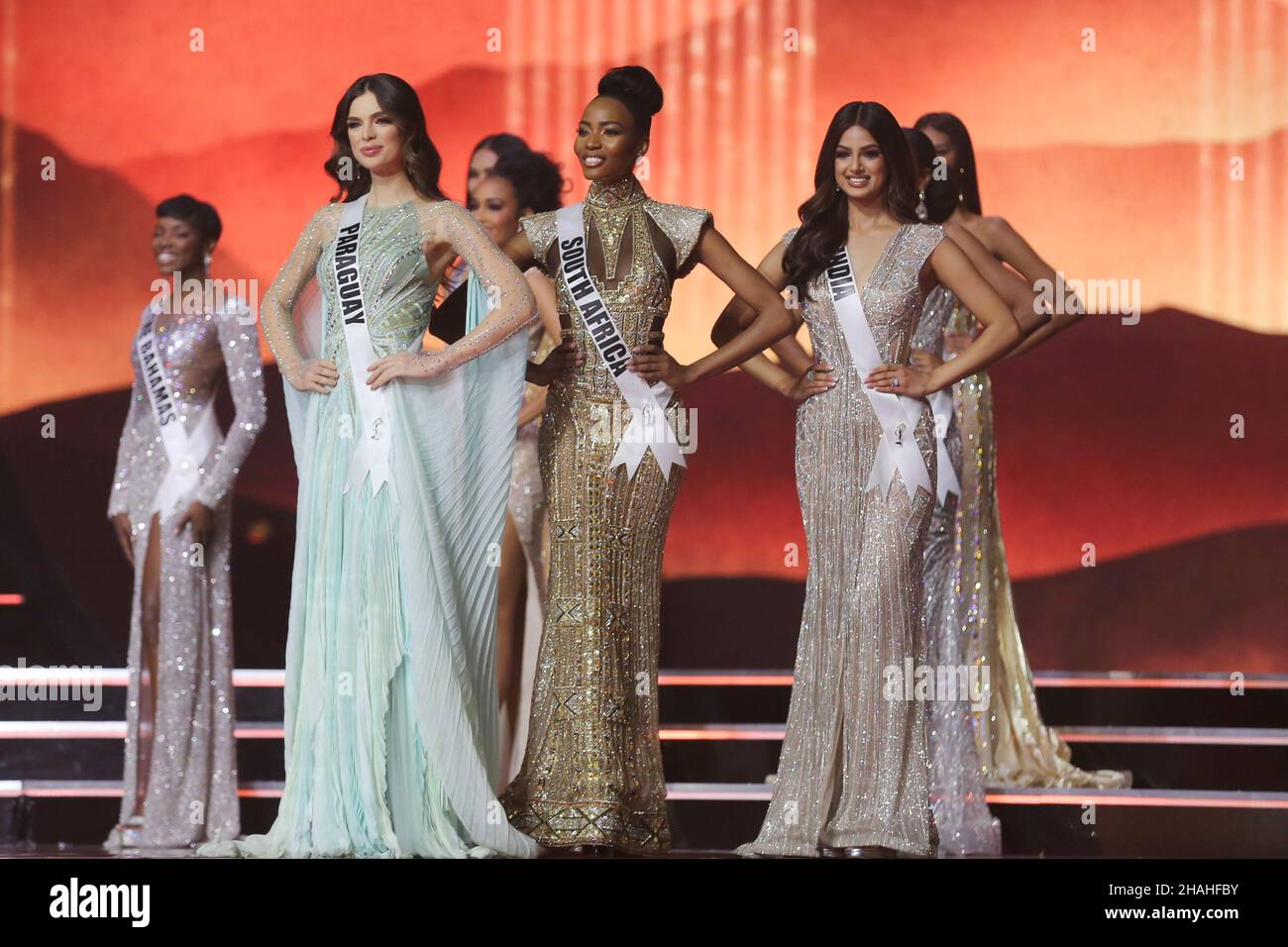 (211213) -- EILAT, 13 décembre 2021 (Xinhua) -- le candidat indien Harnaaz Sandhu, le candidat sud-africain Lalela Mswane et le candidat paraguayen Nadia Ferreira (de R à L, front) participent à Miss Universe 70th dans la ville d'Eilat, dans le sud d'Israël, le 13 décembre 2021.Miss India Harnaaz Sandhu a été couronné comme le Miss Universe de 70th lors du spectacle qui s'est tenu la nuit entre dimanche et lundi dans la ville balnéaire la plus méridionale d'Israël, Eilat.Sandhu, une actrice et mannequin de 21 ans, a battu 79 autres candidats et a remporté un troisième titre pour son pays, après les précédentes victoires indiennes en 1994 et 2000.Elle Banque D'Images
