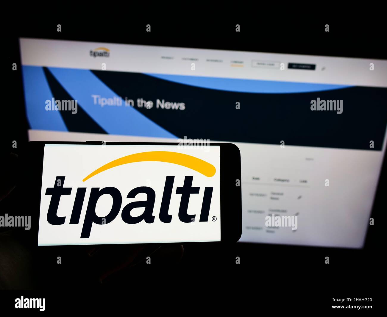 Personne tenant un téléphone portable avec le logo de la société américaine de logiciels de comptabilité Tipalti Inc. À l'écran devant la page Web d'affaires.Mise au point sur l'affichage du téléphone. Banque D'Images