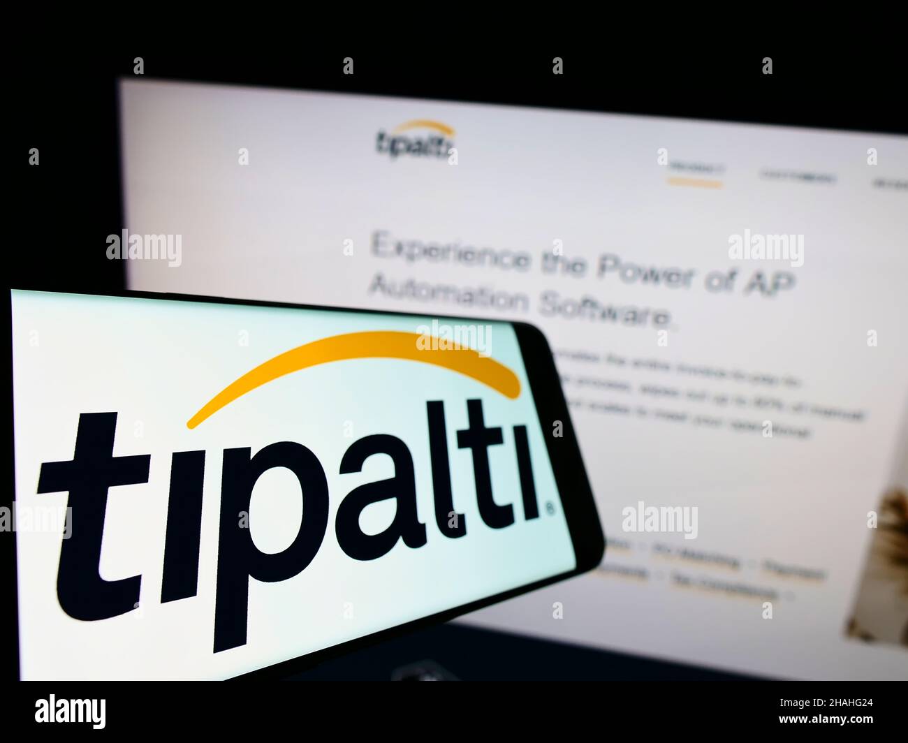 Smartphone avec le logo de la société américaine de logiciels de comptabilité Tipalti Inc. À l'écran devant le site Web d'affaires.Mise au point au centre-gauche de l'écran du téléphone. Banque D'Images