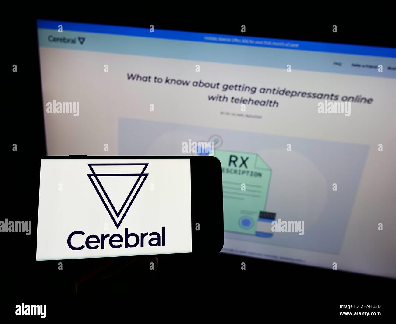 Personne tenant un smartphone avec le logo de la société américaine de santé mentale Cerebral Inc. À l'écran devant le site Web.Mise au point sur l'affichage du téléphone. Banque D'Images