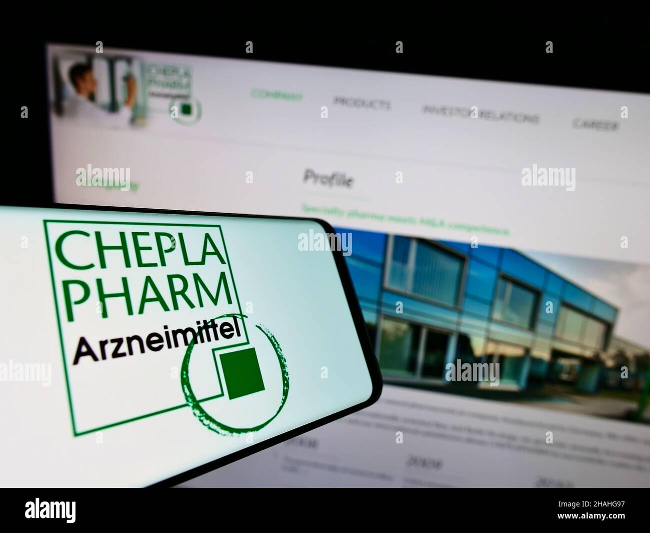 Smartphone avec logo de la société pharmaceutique allemande Cheplapharm Arzneimittel GmbH sur écran devant le site.Concentrez-vous sur le centre de l'écran du téléphone. Banque D'Images