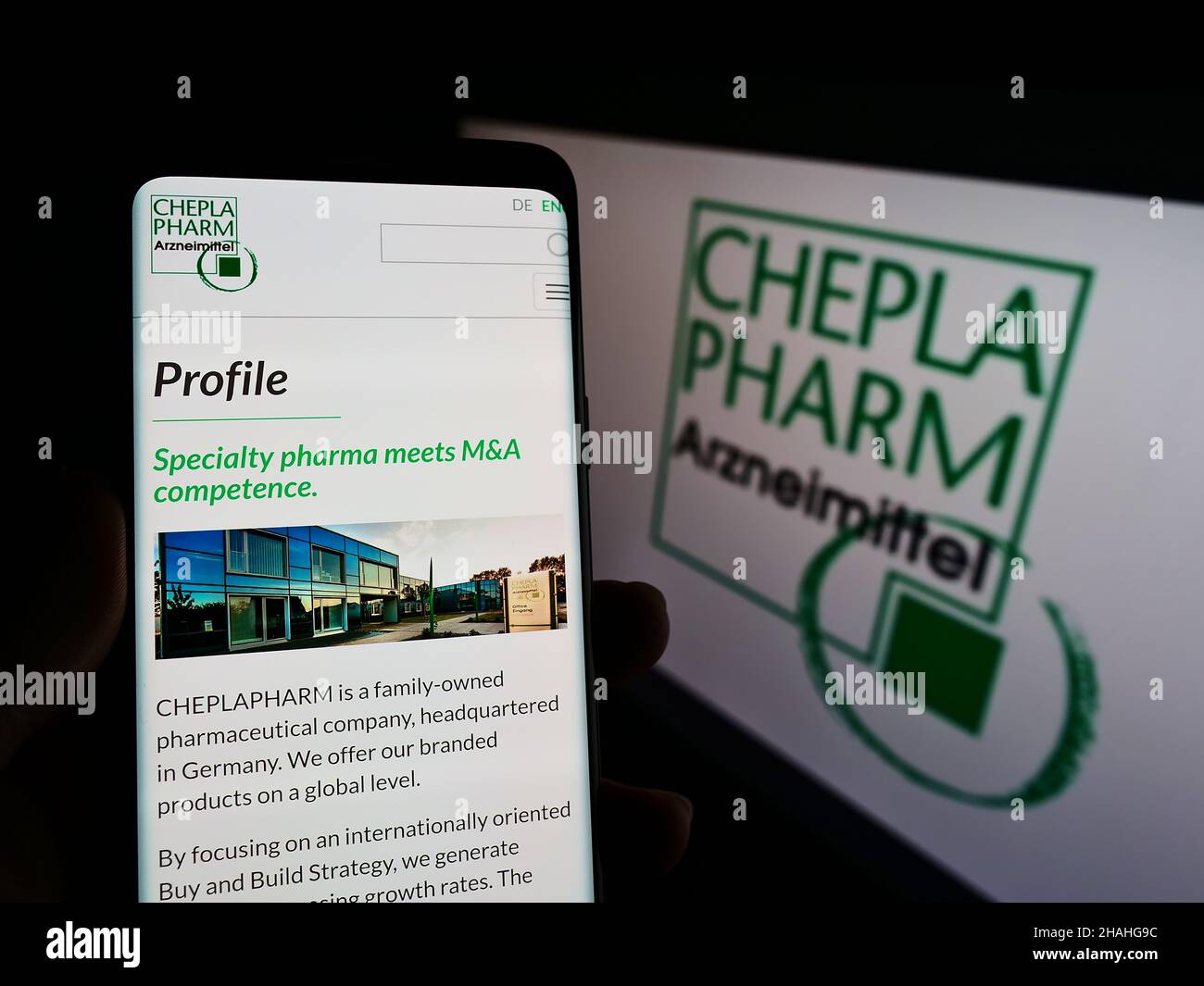 Personne tenant un téléphone portable avec le site Internet de la société pharmaceutique allemande Cheplapharm Arzneimittel GmbH sur écran avec logo.Concentrez-vous sur le centre de l'écran du téléphone. Banque D'Images