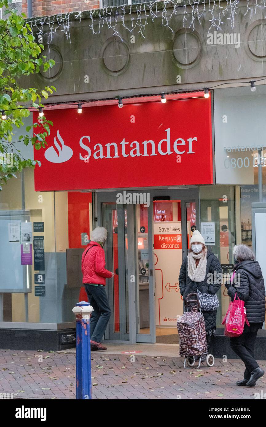 Les gens à l'extérieur d'une banque de Santander sur Eastbourne High Street (Terminus Road).Les masques faciaux sont désormais obligatoires à l'intérieur dans les magasins et les espaces publics. Banque D'Images