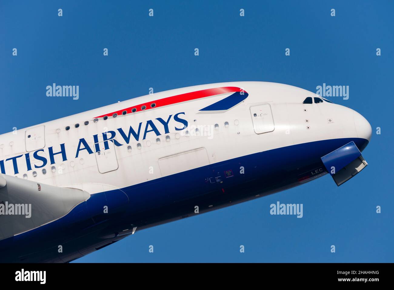 Avion-avion-avion British Airways Airbus A380 G-XLEC au départ de l'aéroport de Londres Heathrow, Londres, Royaume-Uni.Fermeture des portes de la jambe avant après la rétraction Banque D'Images