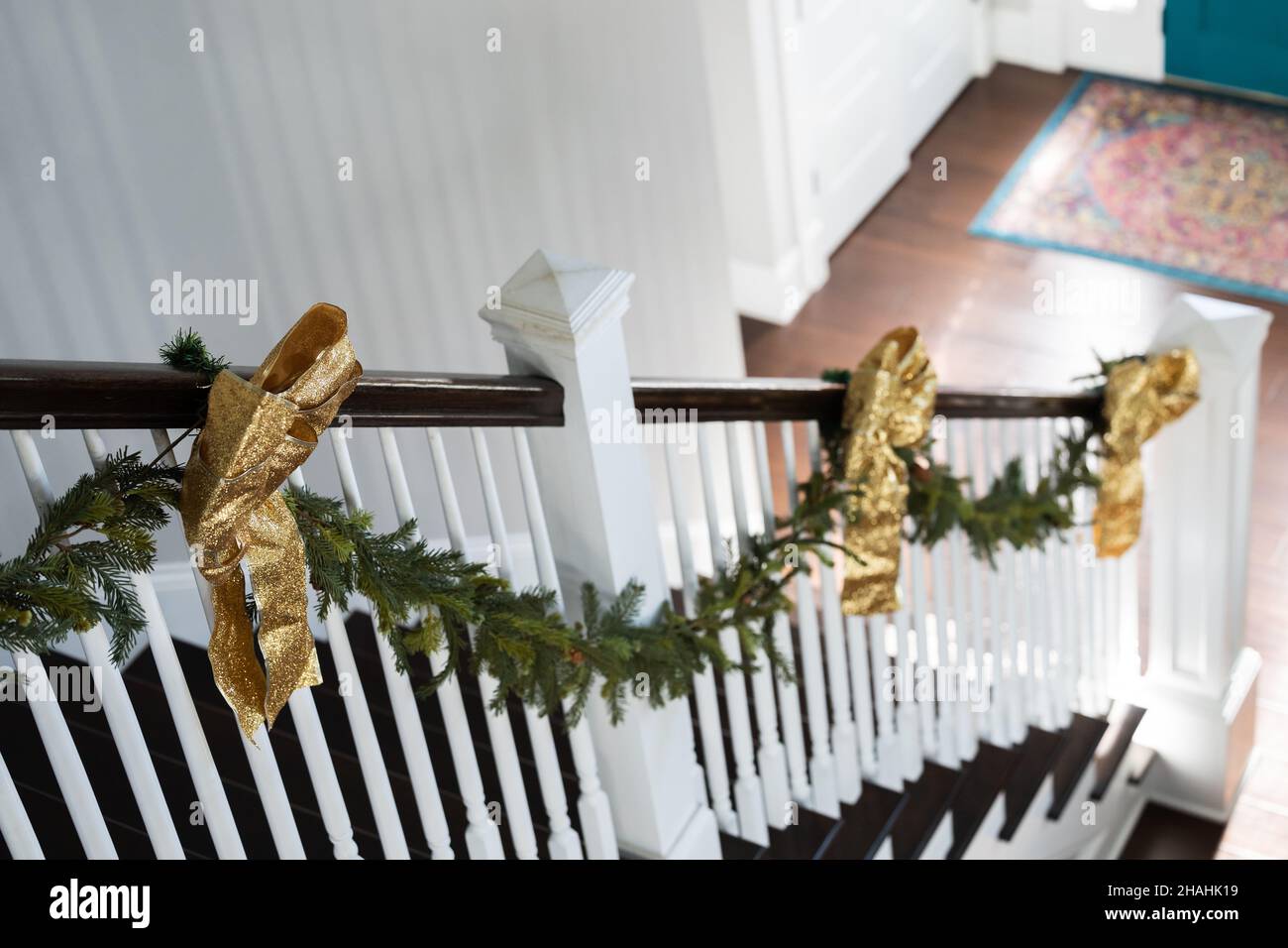 Escalier d'escalier de Noël décor de guirlande verte et noeuds dorés scintillants pour un Noël 