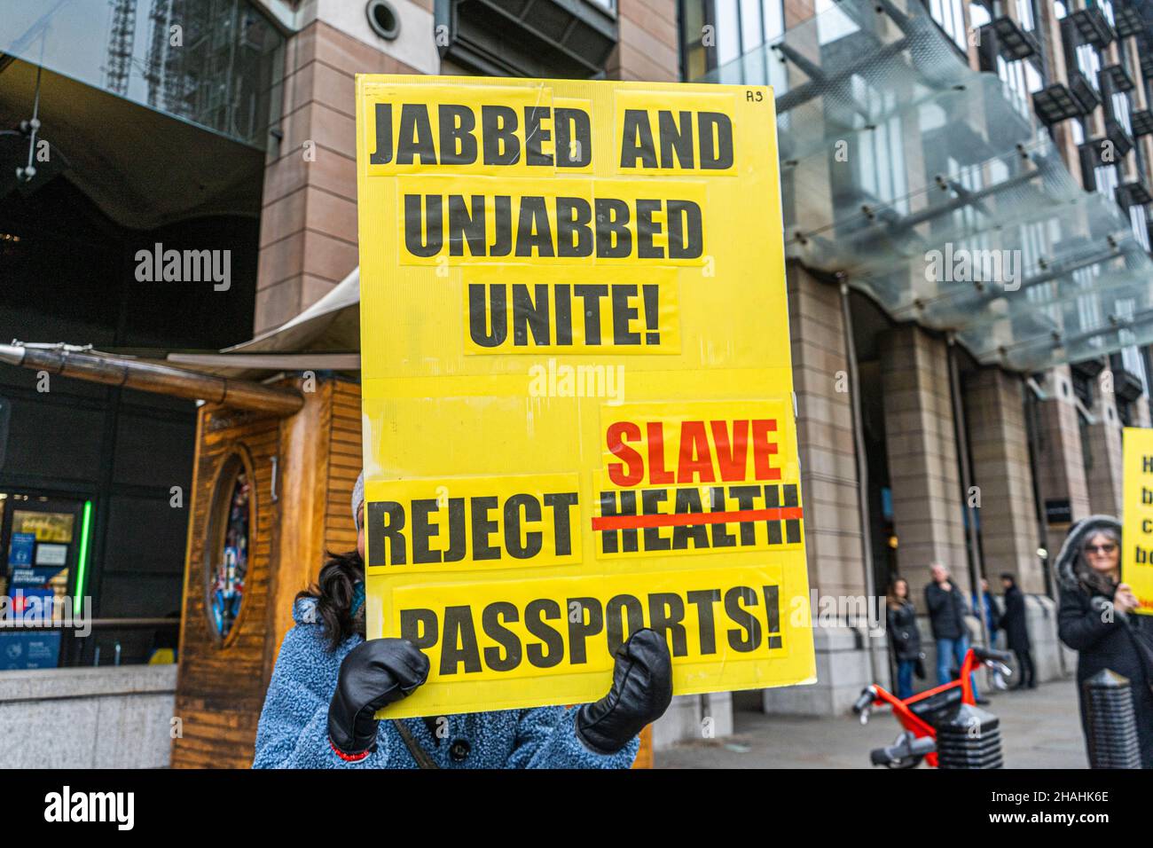 WESTMINSTER LONDRES, ROYAUME-UNI.13 décembre 2021.Un manifestant tient un panneau devant le Parlement contre le passeport vaccinal le jour où de grandes files d'attente se forment dans les centres de vaccination des environs de Londres.le gouvernement britannique a annoncé qu'il accélérait son programme de rappel Covid-19 en raison de préoccupations concernant la variante d'Omicron. Et d'offrir à chaque adulte un jab de rappelavant la fin de l'année.Credit: amer ghazzal / Alamy Live News Banque D'Images