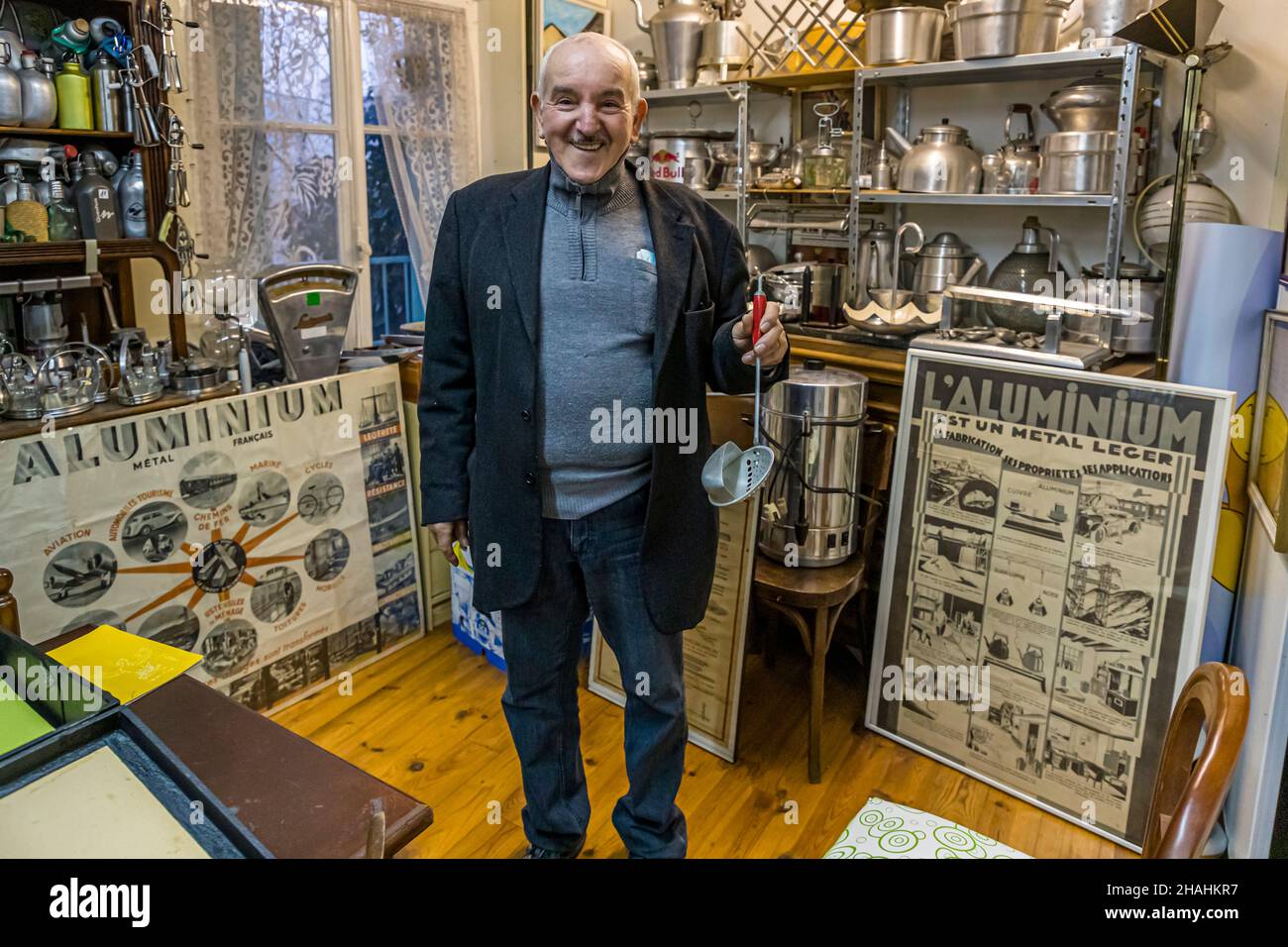 Saint-Chamond, France.Kader Zennaf recueille des objets en aluminium dans la maison de sa mère.Il a commencé au faire à un âge précoce.Enfant, on lui a donné une petite tasse de café en aluminium, le métal français. Banque D'Images