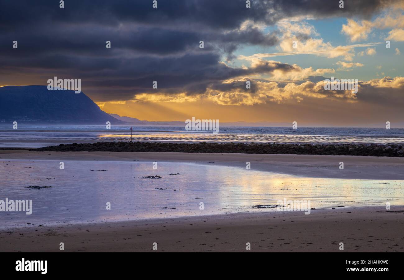 Coucher de soleil sur l'estuaire de la Conwy, sur la côte nord du pays de Galles Banque D'Images