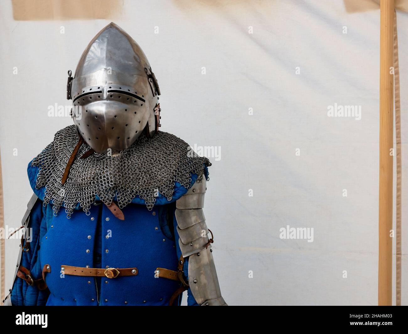 Reconstitution historique d'une poitrine d'armure médiévale sur un mannequin, reproduction historique d'équipement d'armure médiévale Banque D'Images
