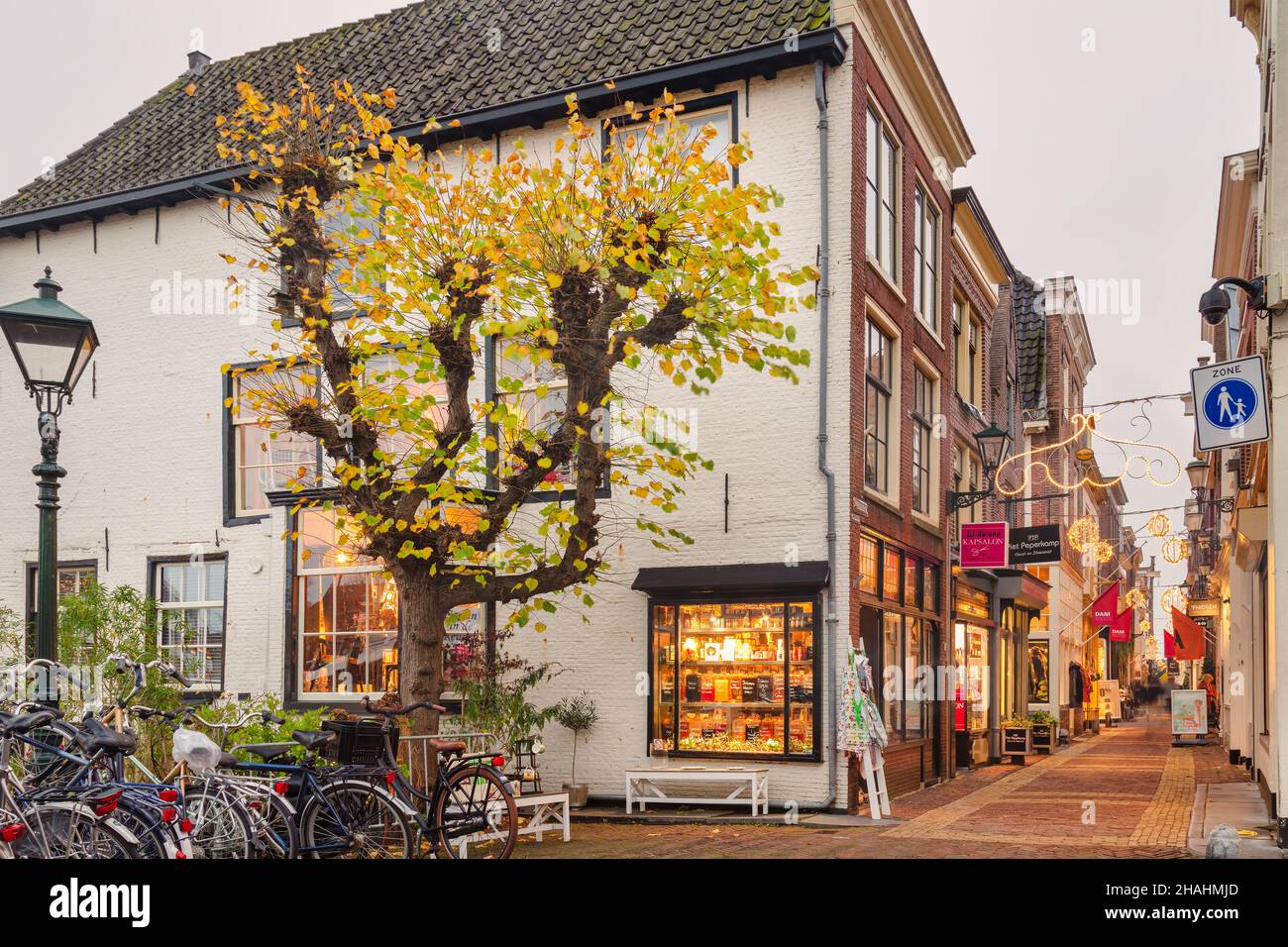 Alkmaar, pays-Bas - 10 novembre 2021 : vue sur l'ancienne rue commerçante hollandaise Fnidsen avec décoration de noël à Alkmaar Banque D'Images