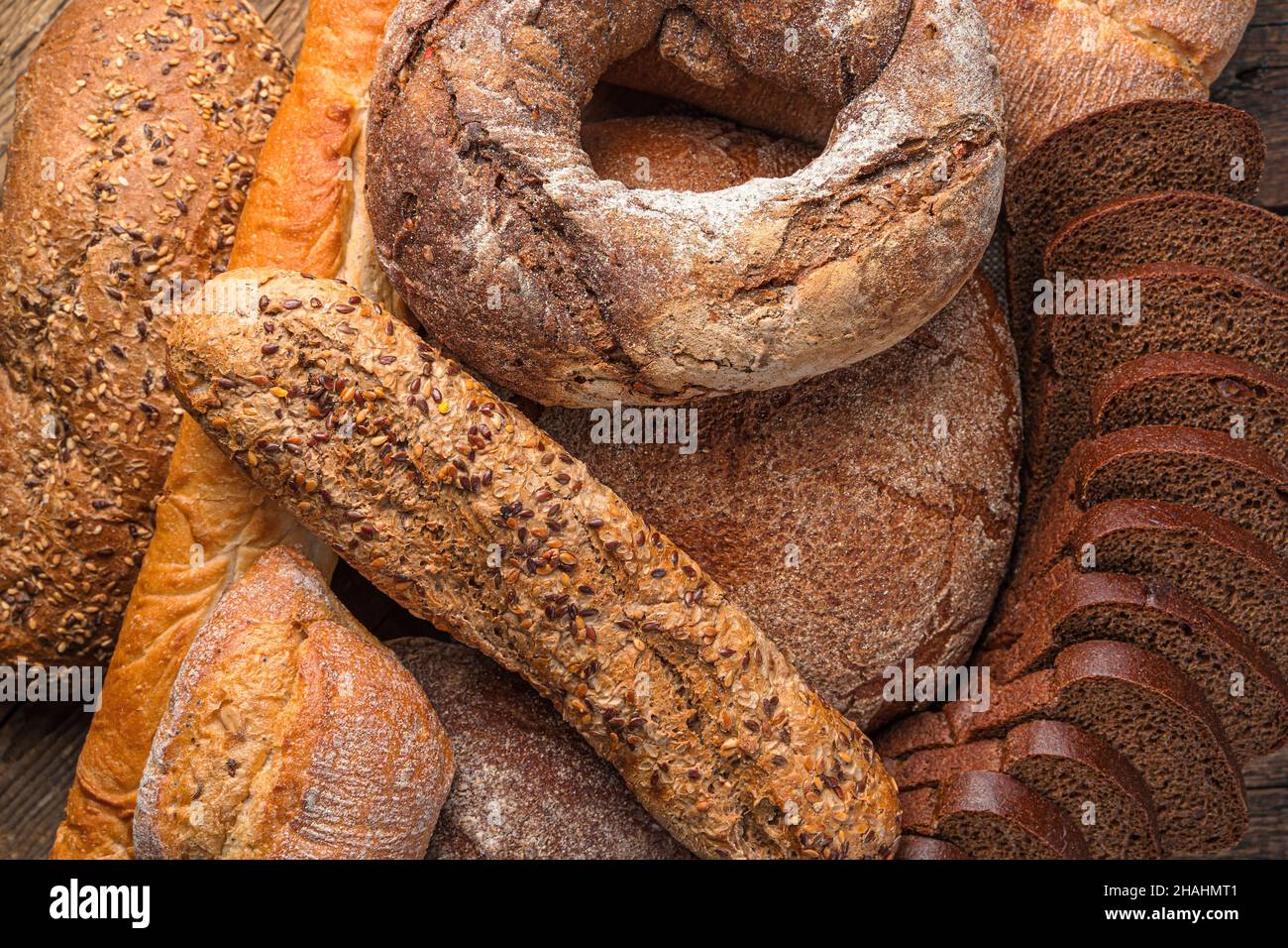 Pains de différents types en gros plan.Fond de pain.Produits de boulangerie. Banque D'Images