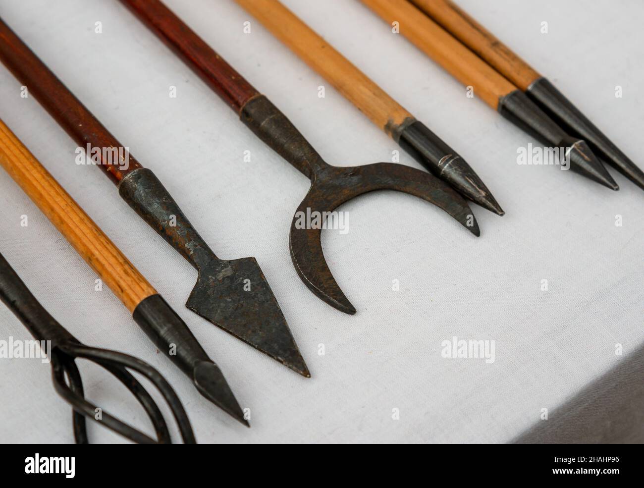 reconstitution historique, divers types de flèches médiévales et de fléchettes.Reproduction d'armes de guerre réelles historiques Banque D'Images