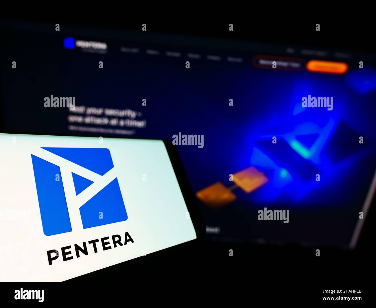 Smartphone avec le logo de la société israélienne de cybersécurité Pentera Security Ltd. À l'écran devant le site Web.Concentrez-vous sur le centre de l'écran du téléphone. Banque D'Images