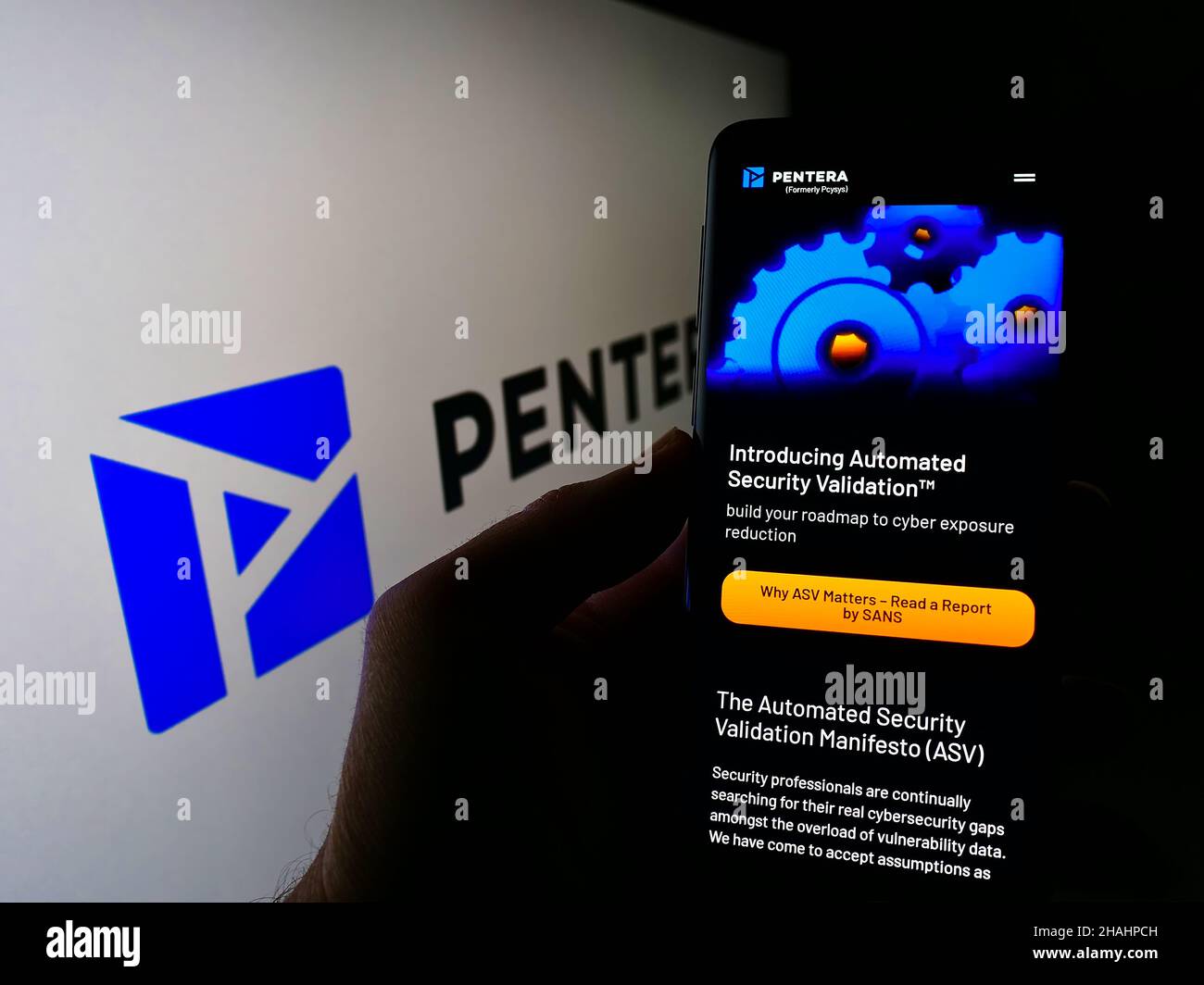 Personne tenant un téléphone portable avec la page web de la société israélienne de cybersécurité Pentera Security Ltd. À l'écran avec logo.Concentrez-vous sur le centre de l'écran du téléphone. Banque D'Images