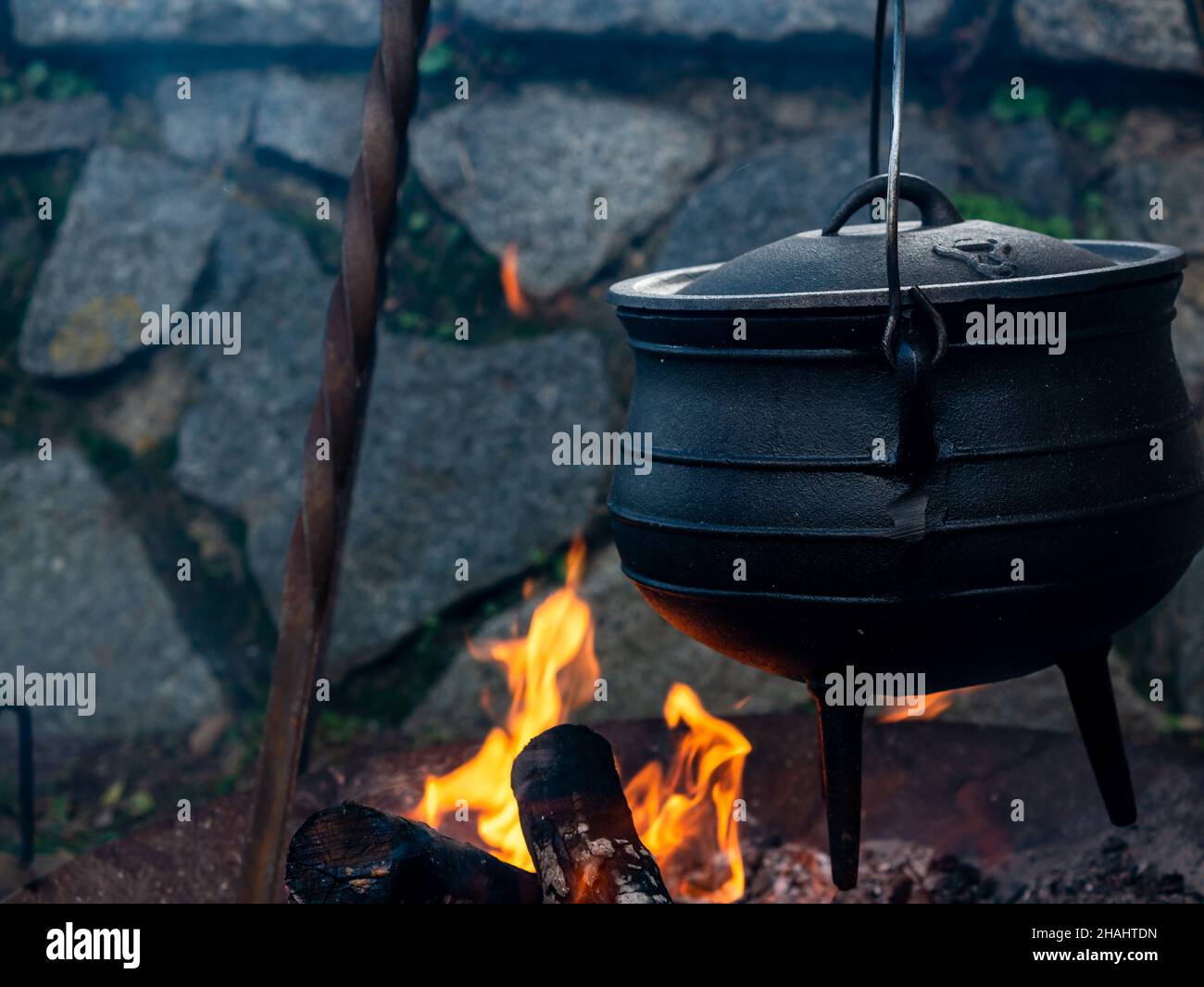 reconstitution médiévale, cuisine de campagne avec du chou-fleur en métal au feu tout en cuisant de la soupe chaude.Ustensiles de cuisine médiévaux Banque D'Images