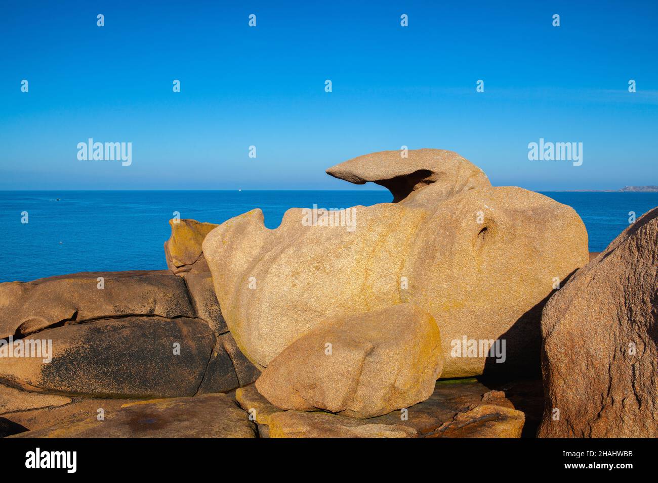 Pink Granite Coast est une étendue de côte dans le département des Côtes d Armor du nord de la Bretagne, en France.Il s'étend sur plus de trente kilomètres Banque D'Images