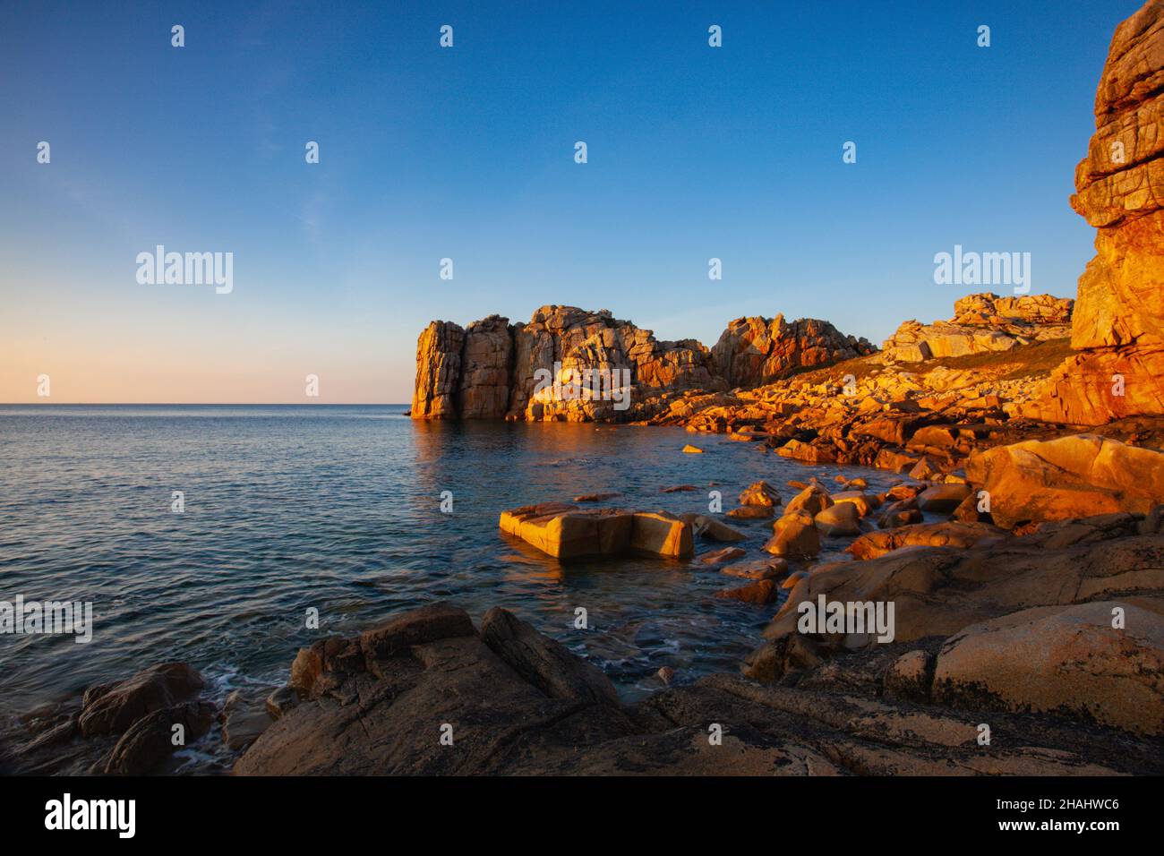 Pink Granite Coast est une étendue de côte dans le département des Côtes d Armor du nord de la Bretagne, en France.Il s'étend sur plus de trente kilomètres Banque D'Images