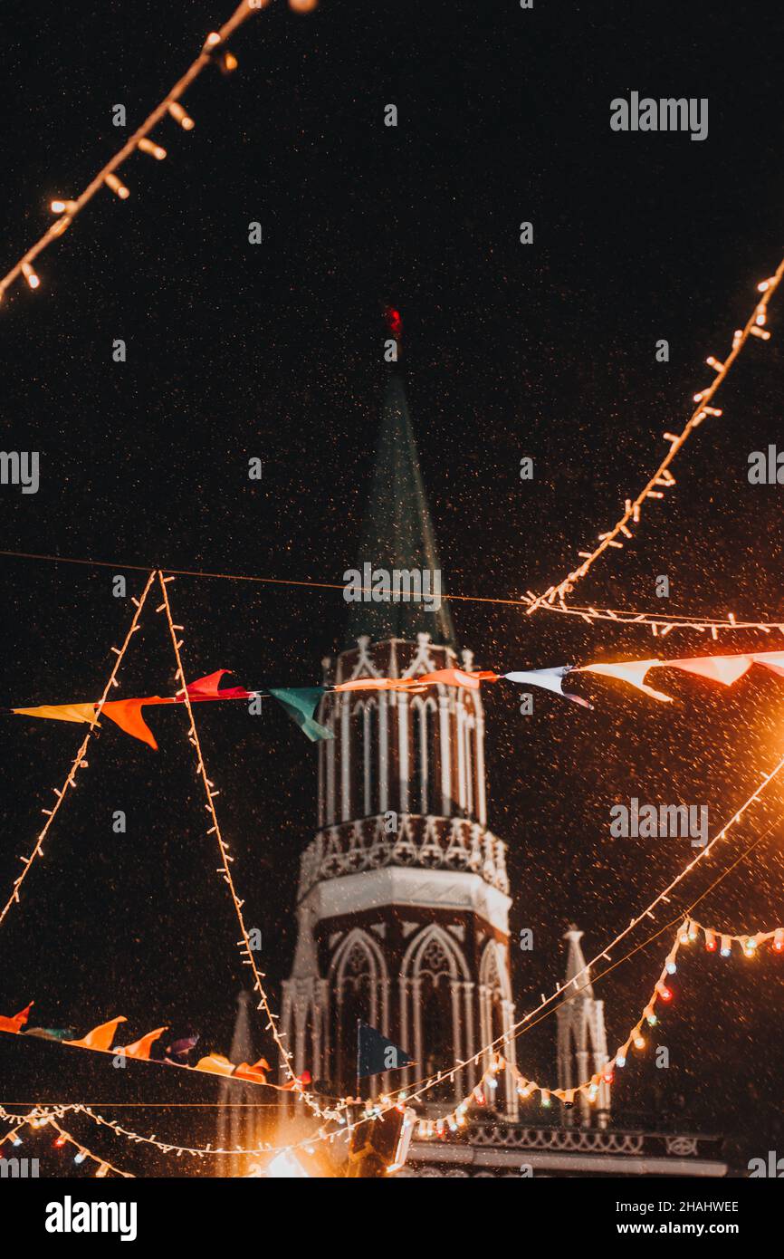 Moscou Kremlin dans la lumière du soir avec la neige volante à l'heure de Noël Banque D'Images