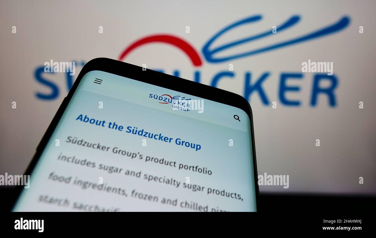 Téléphone mobile avec site Internet de la société allemande de production de sucre Südzucker AG à l'écran devant le logo de l'entreprise.Faites la mise au point dans le coin supérieur gauche de l'écran du téléphone. Banque D'Images
