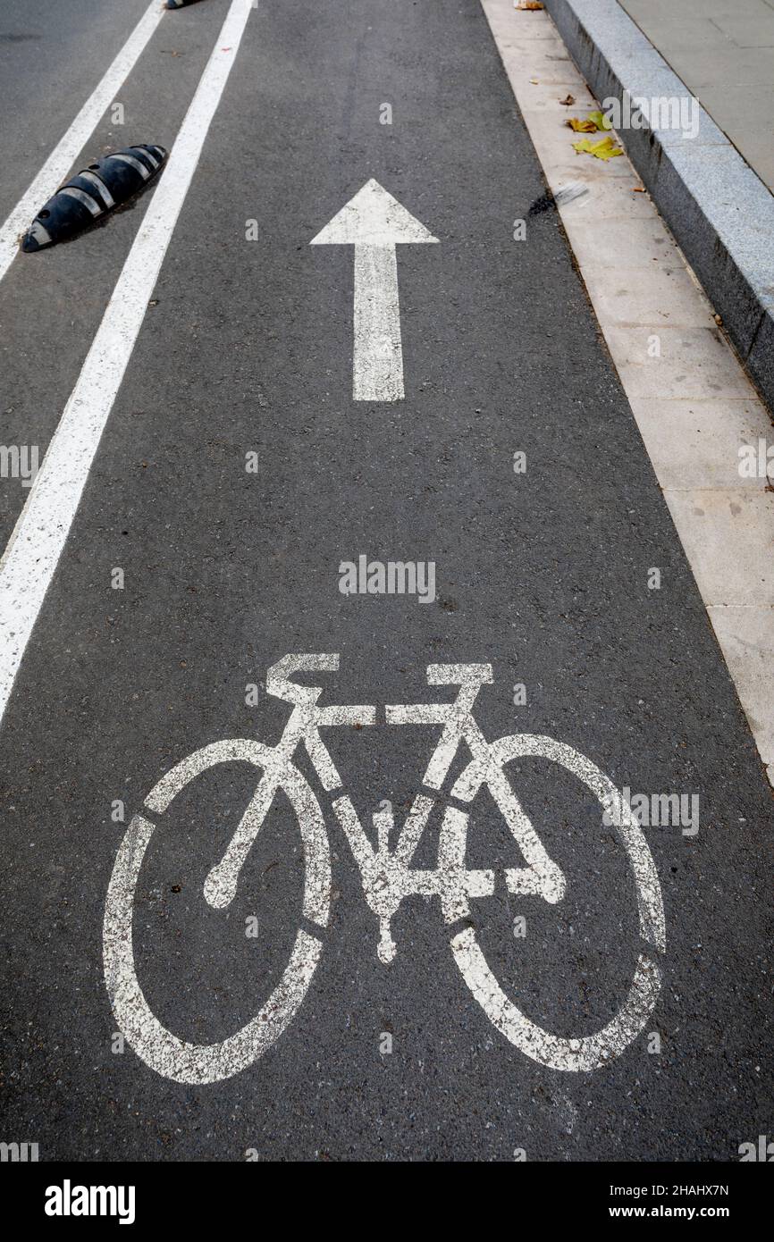 Piste cyclable avec une flèche pointant vers le haut.Vic, Osona, Catalogne, Espagne, Europe. Banque D'Images