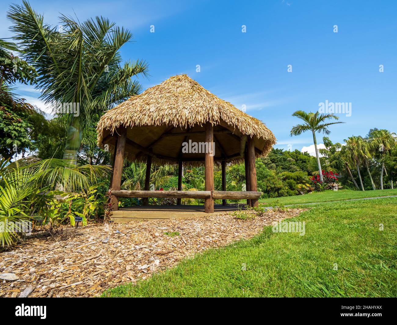 Vue sur la maison d'été avec toit en paille. Banque D'Images