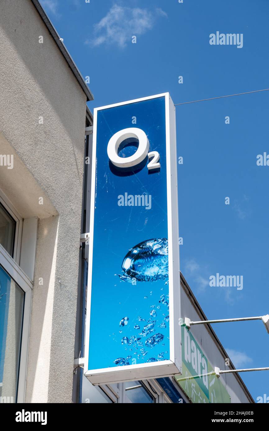 Firmenschild des Mobilfunkanbieters O2 an einer Hausfassade Banque D'Images