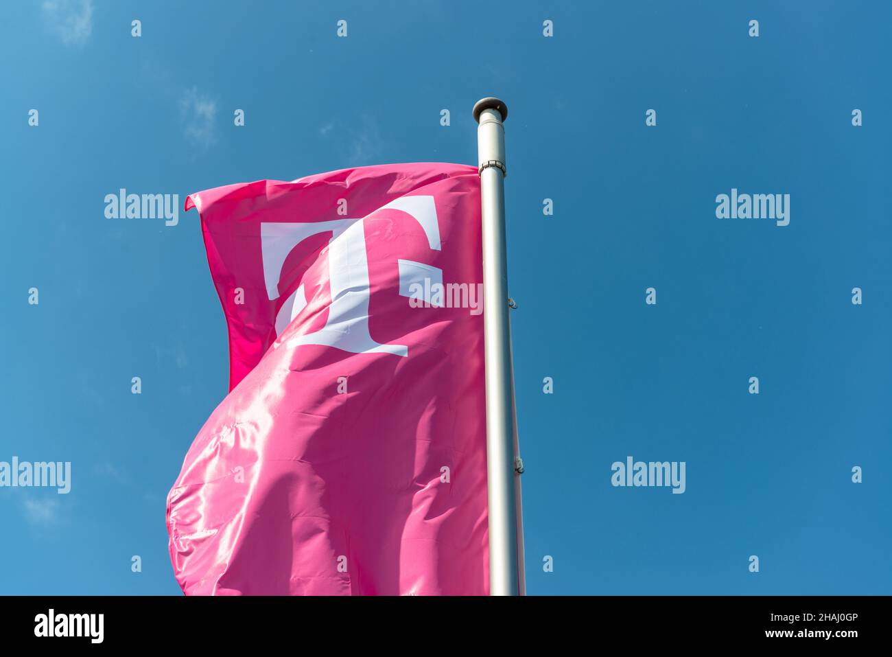 Fahne der Telekom dans Magenta vor blauem Himmel Banque D'Images