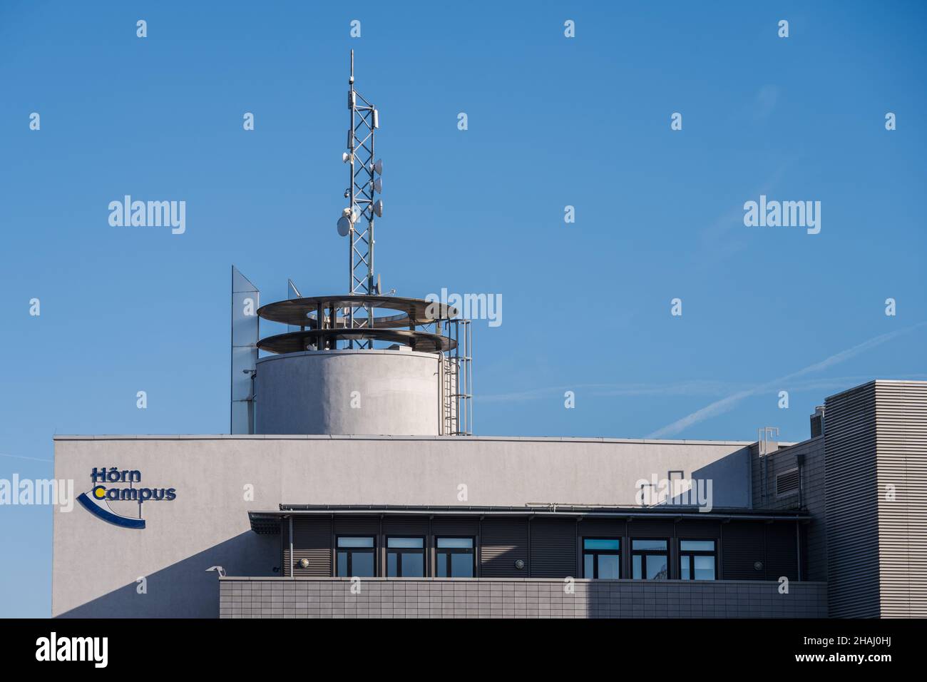 Moderne Funkmasten auf einem Gebäude für den schnellen Mobilfunkverkehr LTE und G5 Banque D'Images