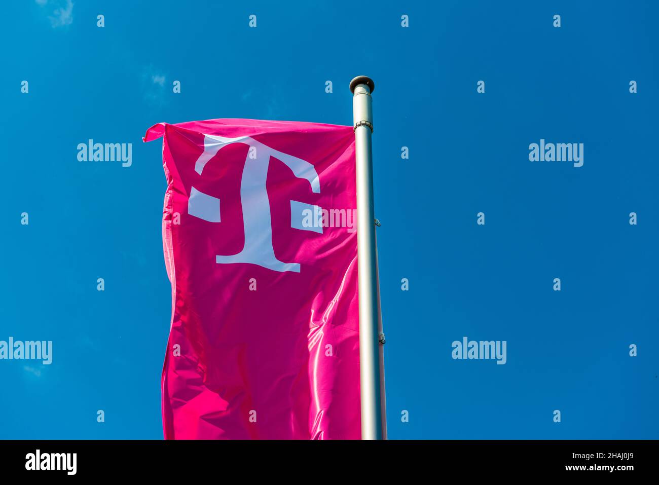 Deutsche Telekom Fahne magenta vor blauem Himmel Banque D'Images