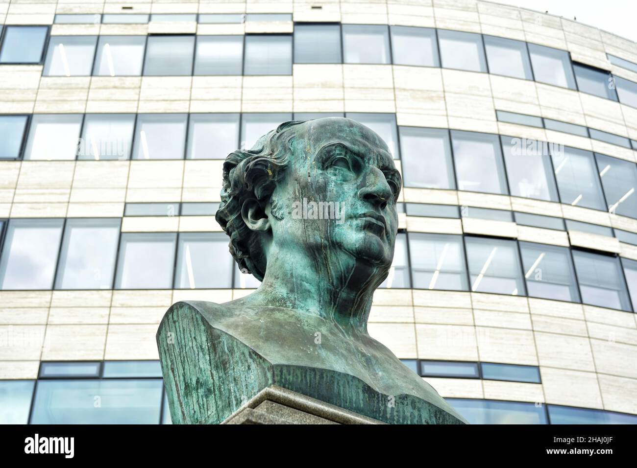 Sculpture en bronze historique de Friedrich Wilhelm von Schadow, dévoilée en 1869, devant un immeuble de bureaux moderne situé à l'hôtel Château-Bogen à Düsseldorf, en Allemagne. Banque D'Images