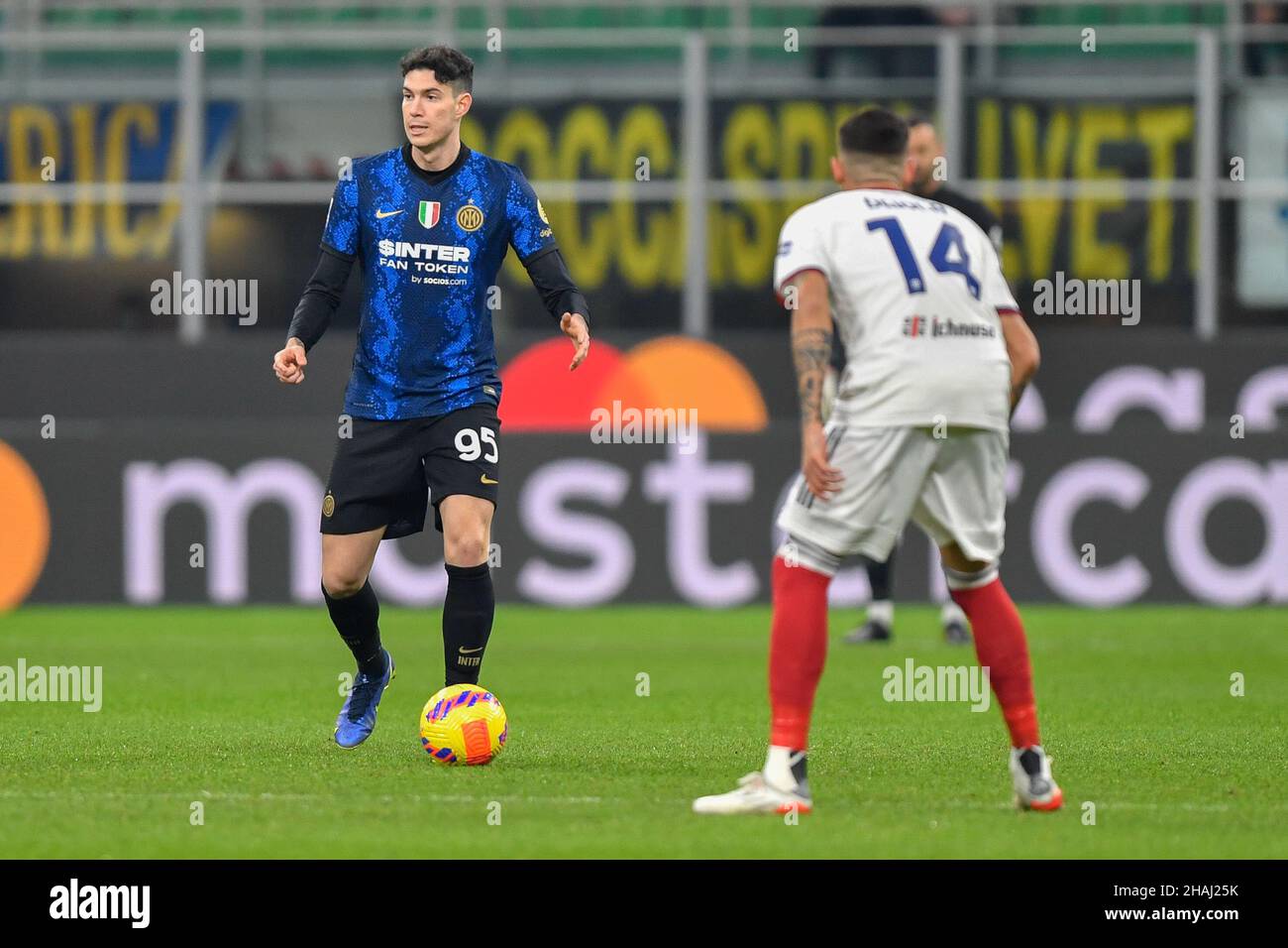 Milan, Italie.12th décembre 2021.Alessandro Bastoni (95) d'Inter vu pendant la série Un match entre Inter et Cagliari à Giuseppe Meazza à Milan.(Crédit photo : Gonzales photo/Alamy Live News Banque D'Images
