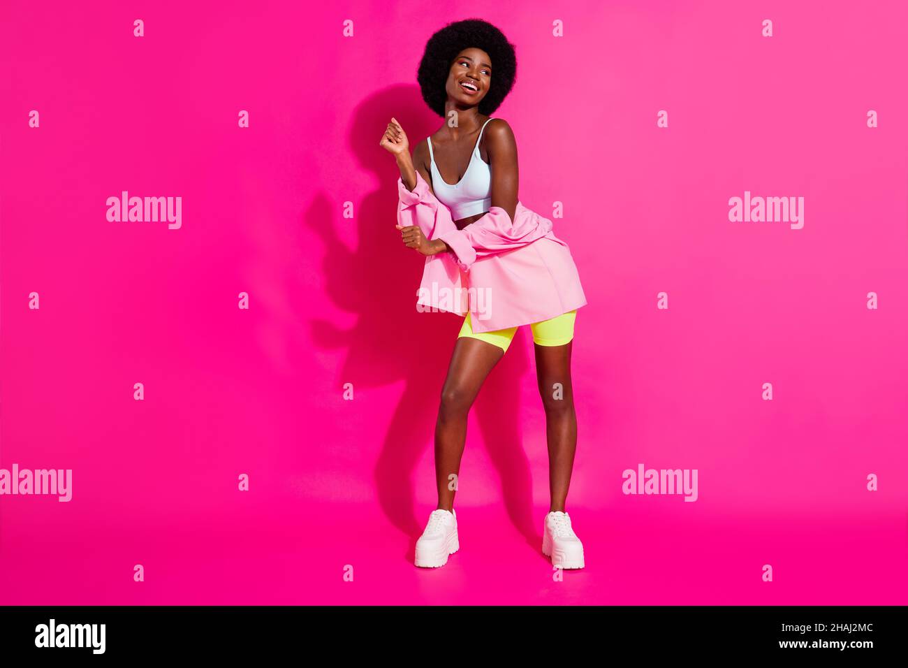 Photo d adorable funky Dark Skin femme habill crop top dansant
