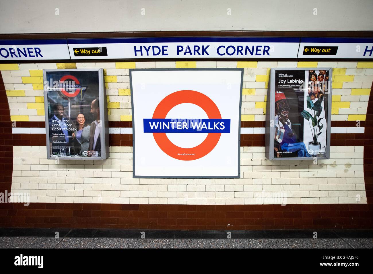 Un Roundel spécial « Winter Walks » monte à la gare de Hyde Park Corner. Banque D'Images