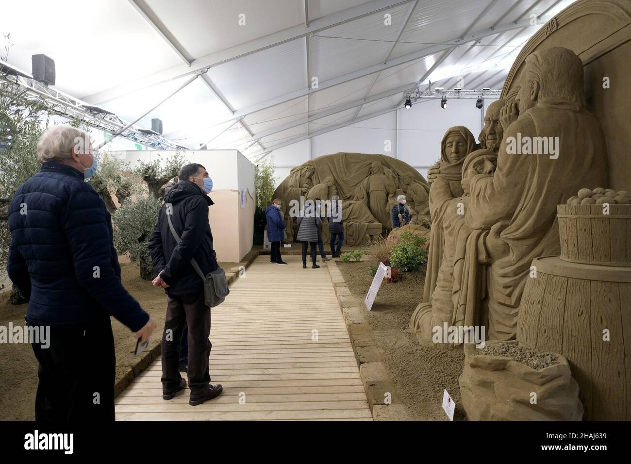 Un détail d'une scène de la nativité faite de sable dans la ville côtière du nord de l'Italie de Jesolo 13 décembre 2021. Banque D'Images