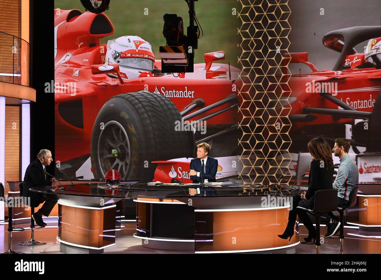 Animateur français Laurent Delahousse avec Jean Todt (fra), Président de la FIA, Romain Grosjean ancien pilote de F1, Marion Jolles-Grosjean pendant le salon TV français 20h30 le Dimanche le 12 décembre 2021 à Paris France - photo Eric Vargiolu / DPPI Banque D'Images