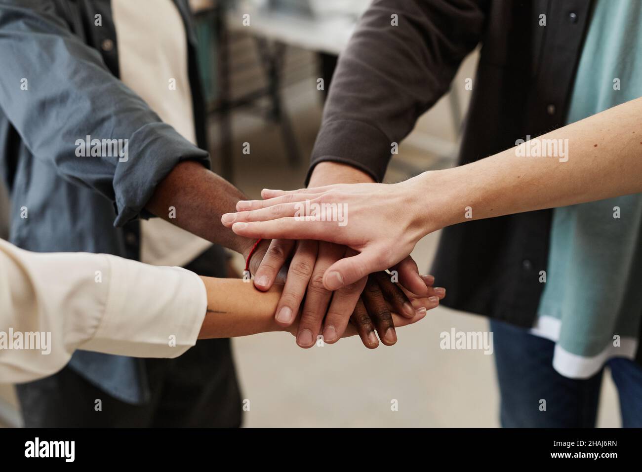 Gros plan des employés d'affaires qui tiennent la main pendant leur travail d'équipe au bureau Banque D'Images