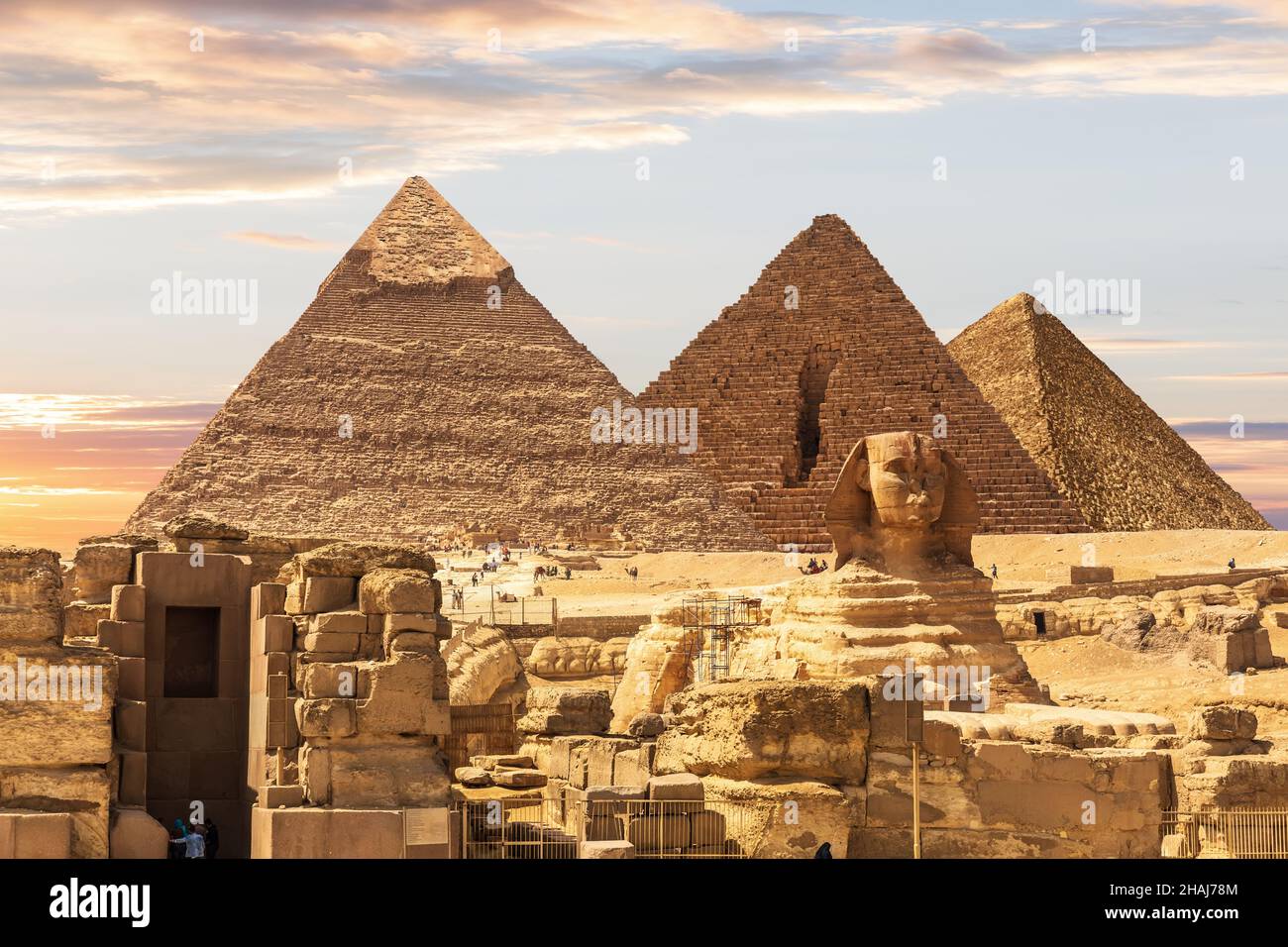 Ruines de la nécropole égyptienne avec le Sphinx par les Pyramides, le Caire, l'Egypte Banque D'Images