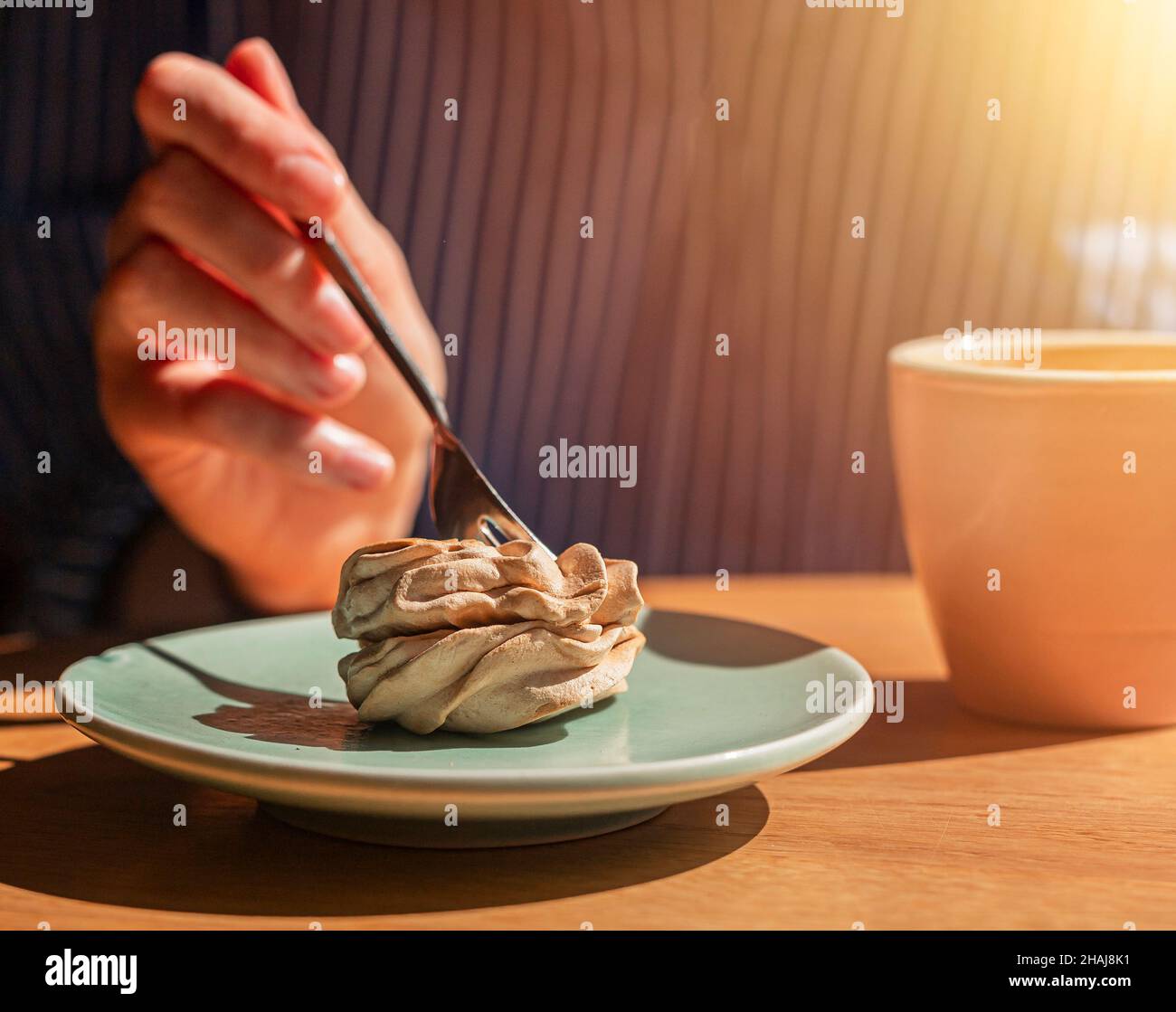 Dessert Zefir servi sur la soucoupe à table et tasse de thé. Banque D'Images